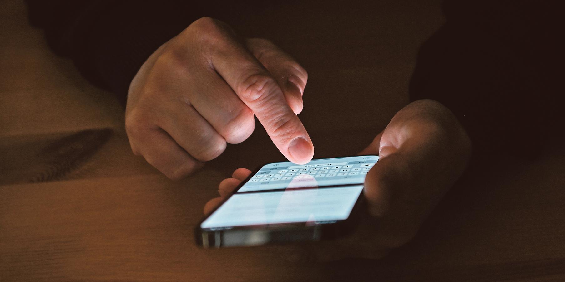 Zu keiner anderen Zeit war der Zugang zu Informationen so einfach wie heute. Allerdings vergisst man beim Umgang mit Computer, Tablet und Handy auch rasch Zeit und Raum. (c) KNA Zu keiner anderen Zeit war der Zugang zu Informationen so einfach wie heute. Allerdings vergisst man beim Umgang mit Computer, Tablet und Handy auch rasch Zeit und Raum.