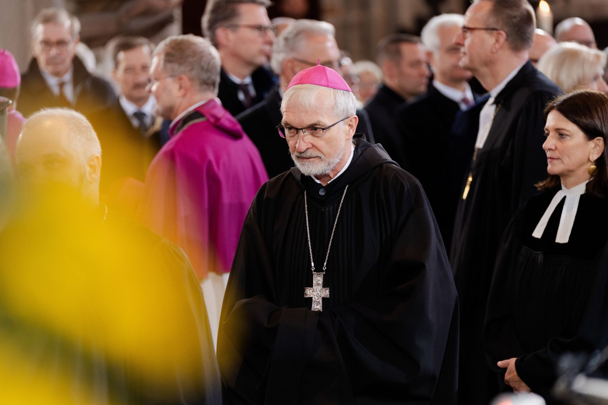 Bischof Hanke in einer Menschenmenge