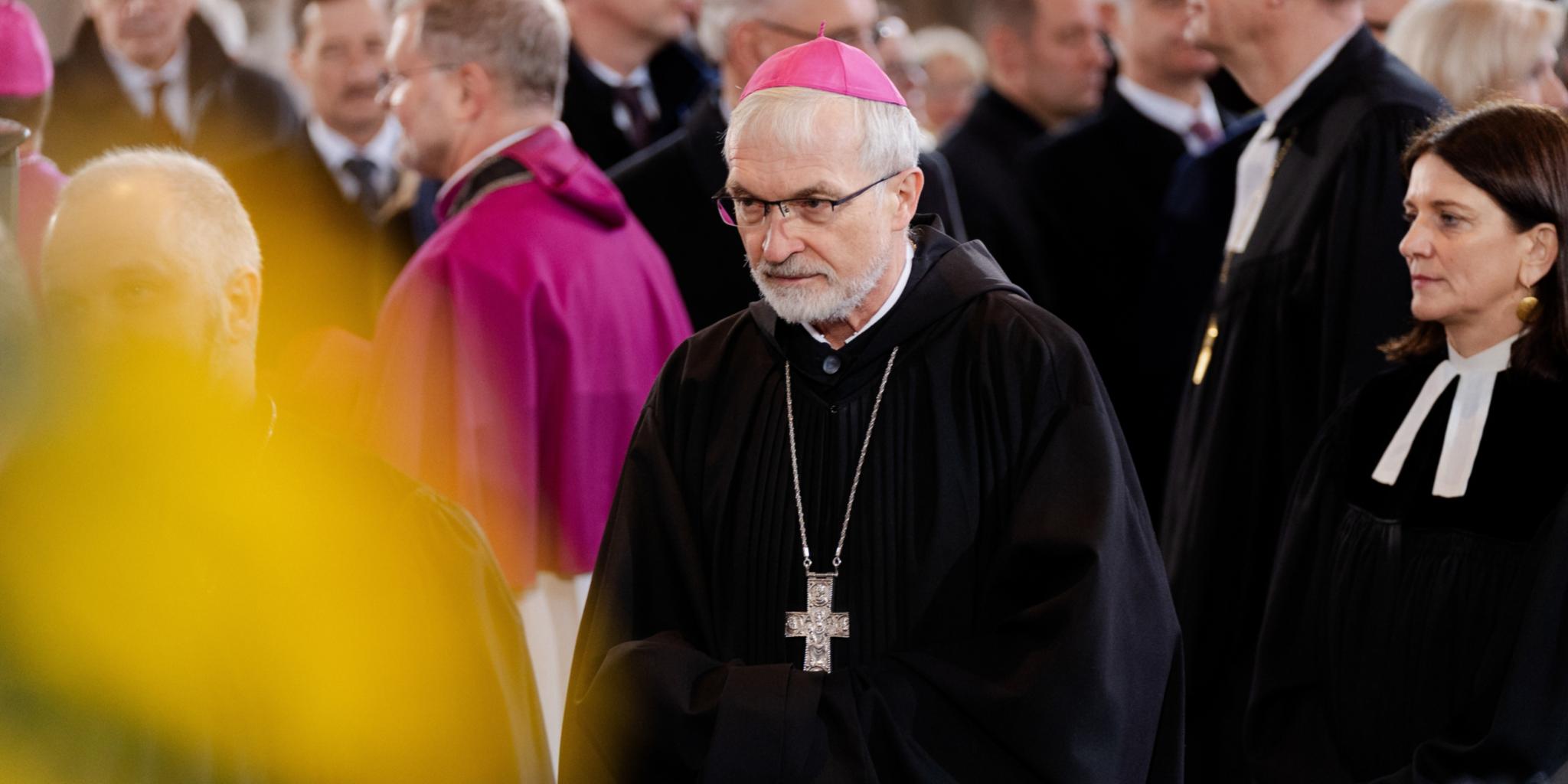 Bischof Hanke in einer Menschenmenge (c) Katharina Gebauer/KNA Bischof Hanke in einer Menschenmenge