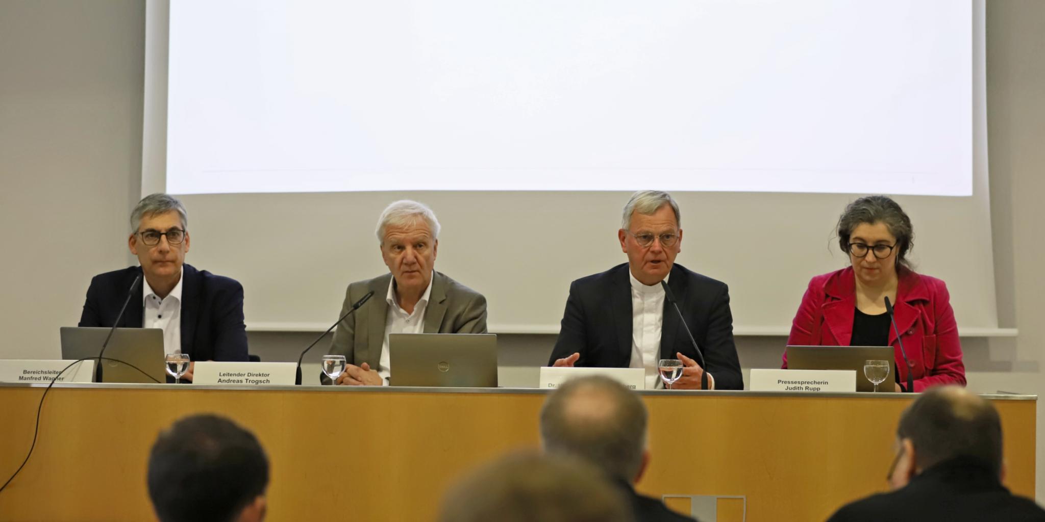 Manfred Wagner, Andreas Trogsch, Ulrich von Plettenberg und Bistumssprecherin Judith Rupp (von links) präsentierten die Zahlen.