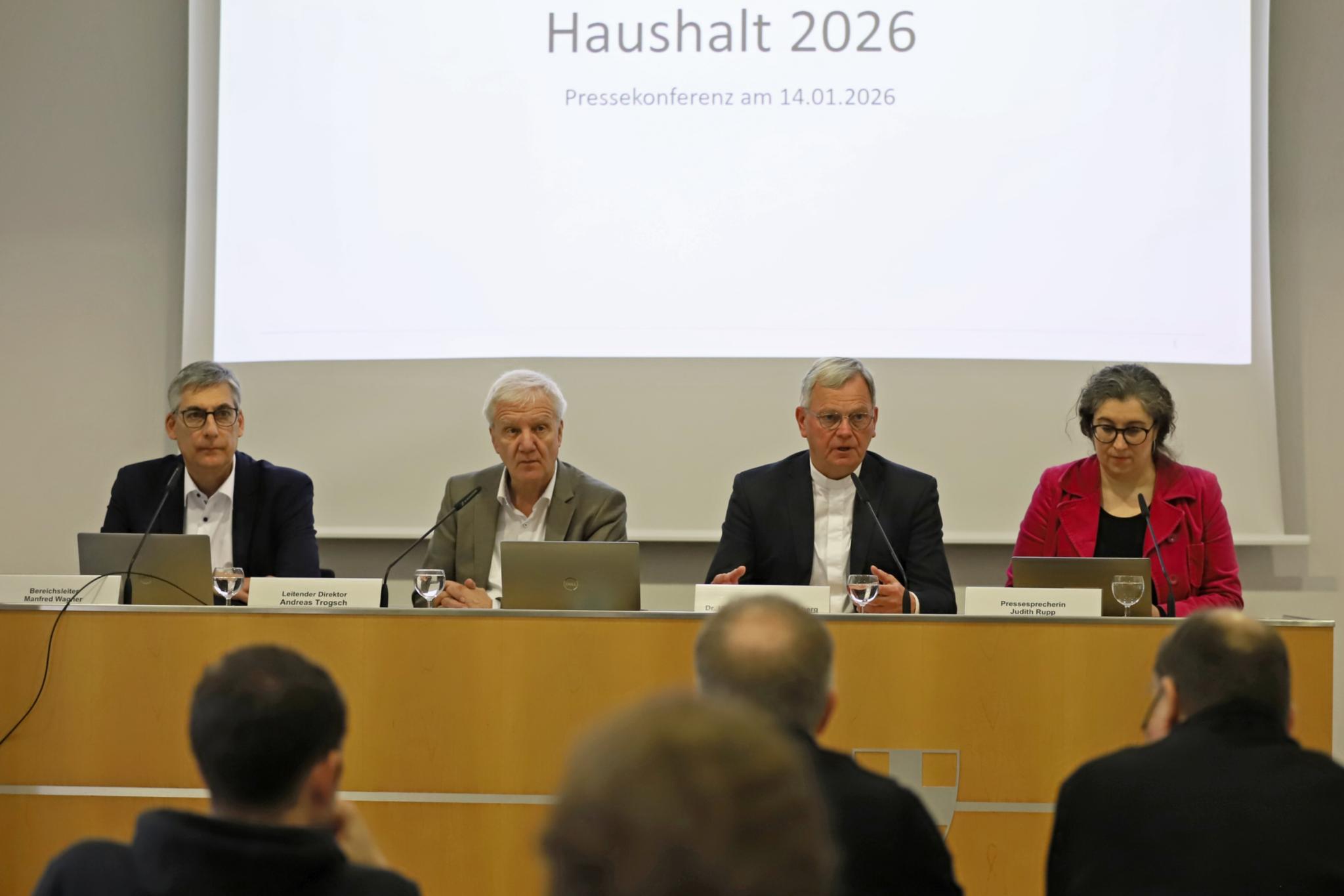 Manfred Wagner, Andreas Trogsch, Ulrich von Plettenberg und Bistumssprecherin Judith Rupp (von links) präsentierten die Zahlen.
