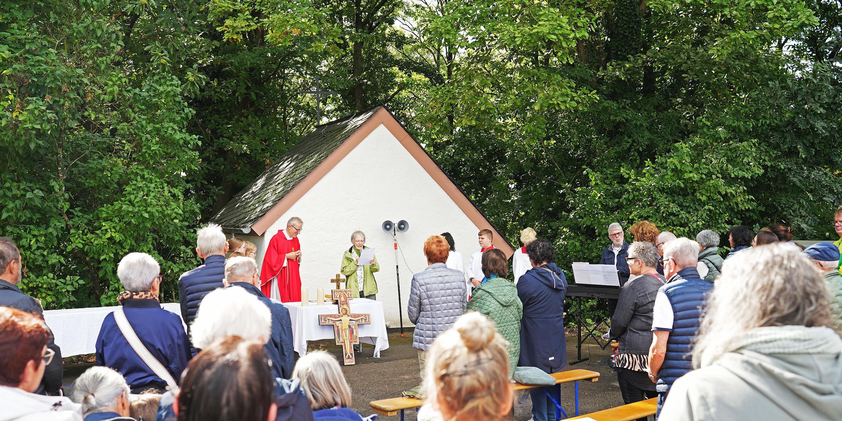 Pfarrer Diederichs feierte mit der  Gemeinde einen Jubiläumsgottesdienst auf dem Platz oberhalb der Heidekapelle.
