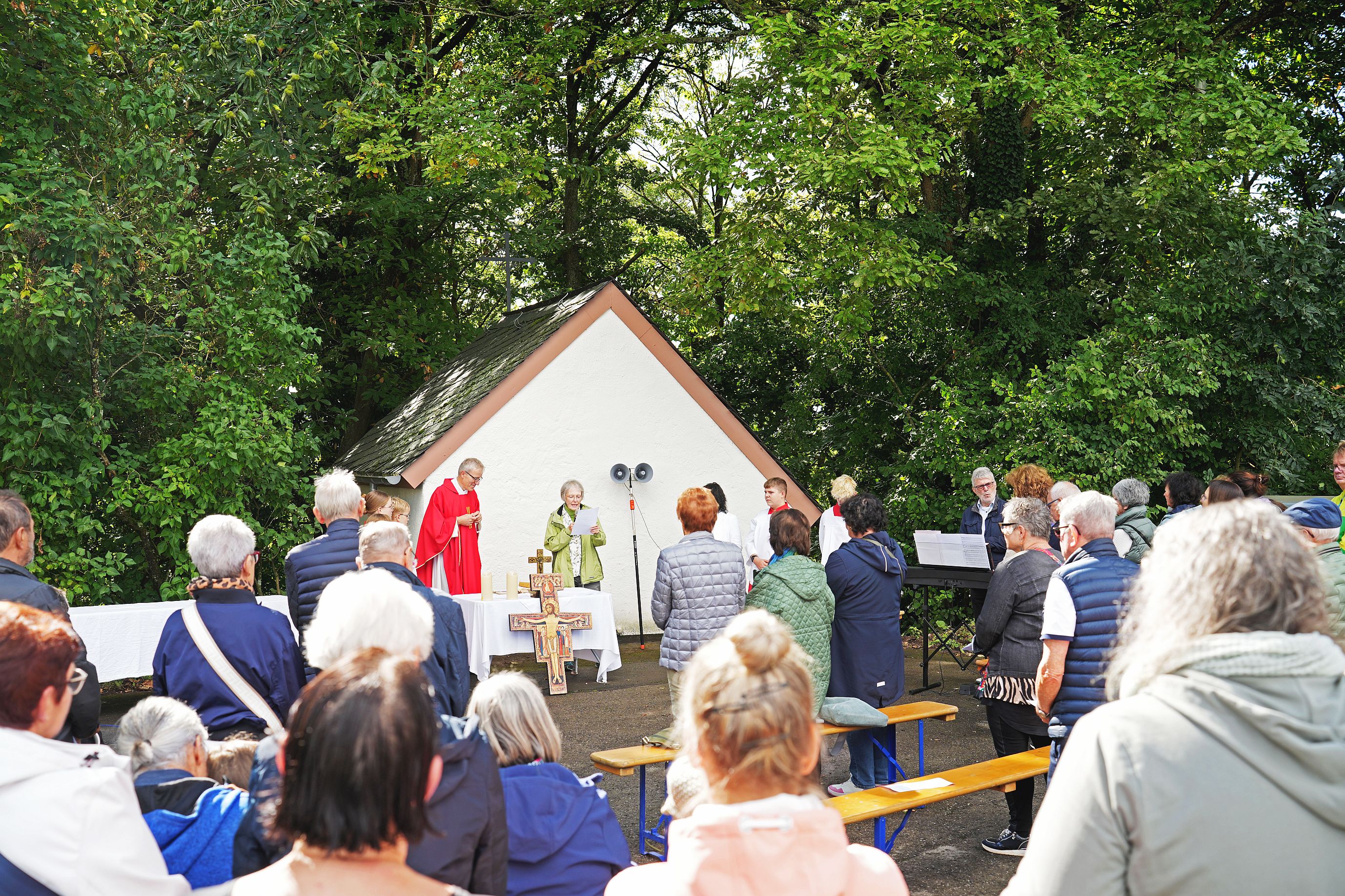 Pfarrer Diederichs feierte mit der  Gemeinde einen Jubiläumsgottesdienst auf dem Platz oberhalb der Heidekapelle.