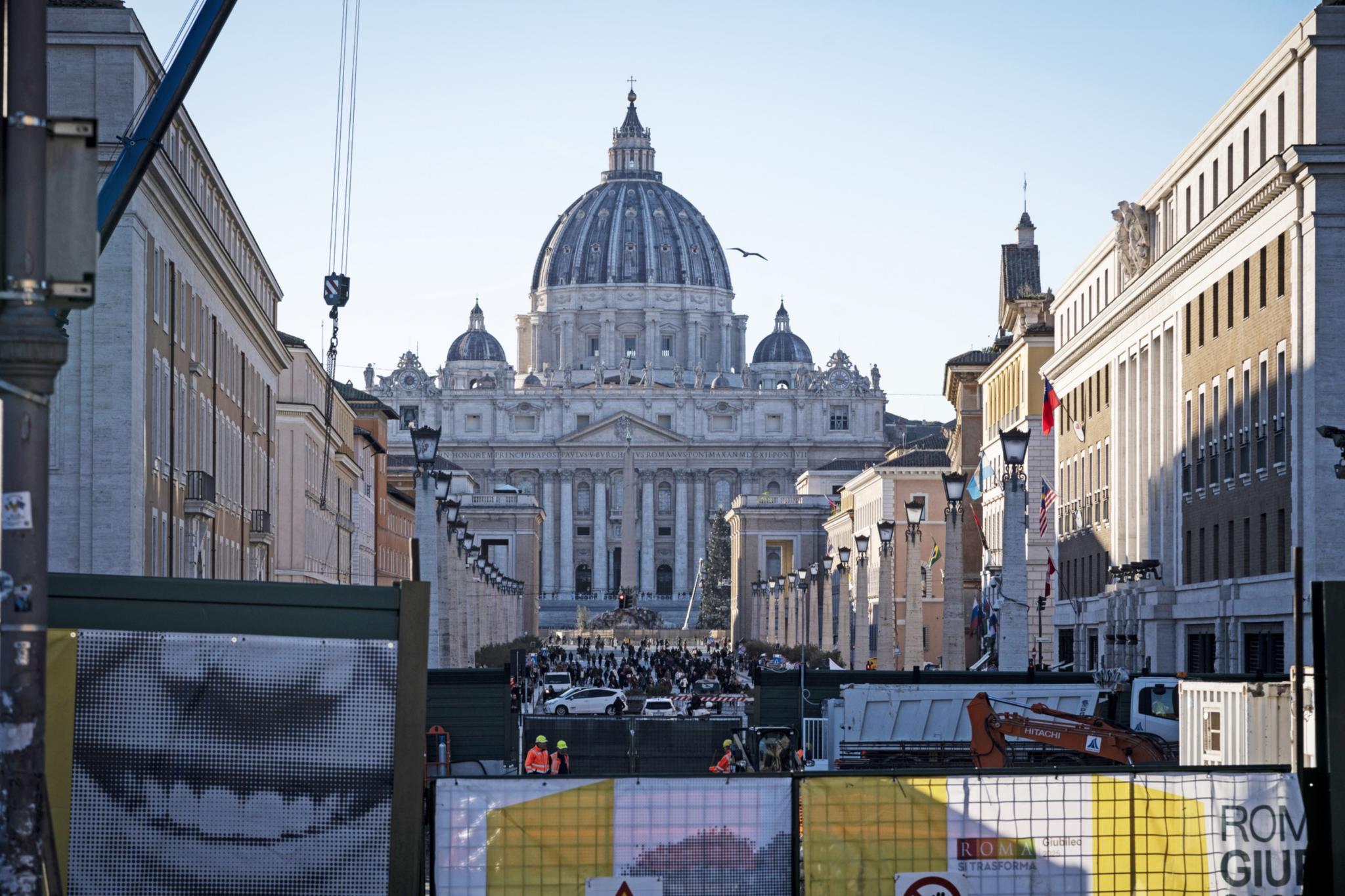 Absperrung wegen Bauarbeiten an Straßen, Plätzen und Verkehrswegen für das Heilige Jahr 2025 mit Blick auf den Petersdom in Rom (Italien).