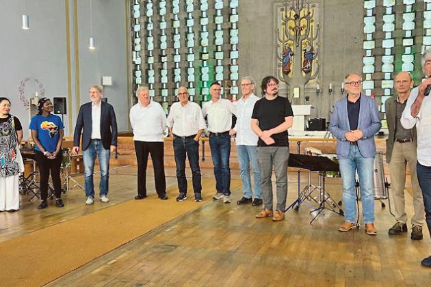 An der Veranstaltung des Fördervereins nahmen in der Kirche Heiligkreuz zahlreiche Vertreterinnen und Vertreter aus den Bereichen Kunst, Kirche und Politik teil.