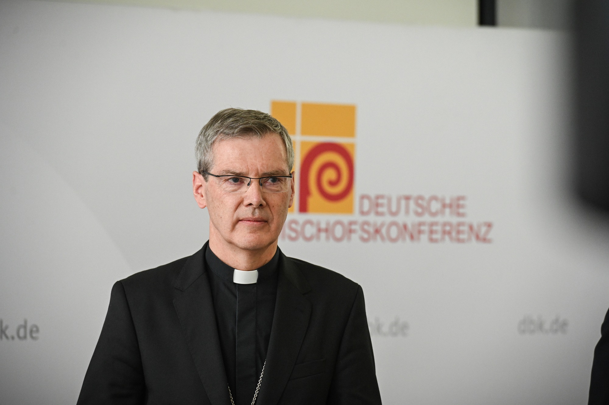 Portraitbild von Bischof Heiner Wilmer, dem neuen Vorsitzenden der Deutschen Bischofskonferenz.