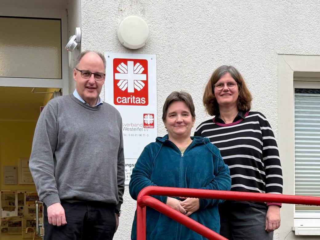 Friedhelm Oeffling und Dani Maiwald unterstützen als Ehrenamtliche bei der Schuldnerberatung in Bitburg Marianne Johanns (von links) und deren zwei Kolleginnen.