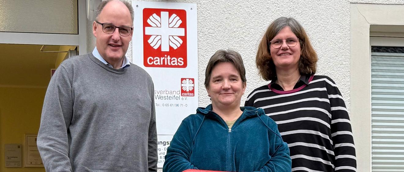 Friedhelm Oeffling und Dani Maiwald unterstützen als Ehrenamtliche bei der Schuldnerberatung in Bitburg Marianne Johanns (von links) und deren zwei Kolleginnen.