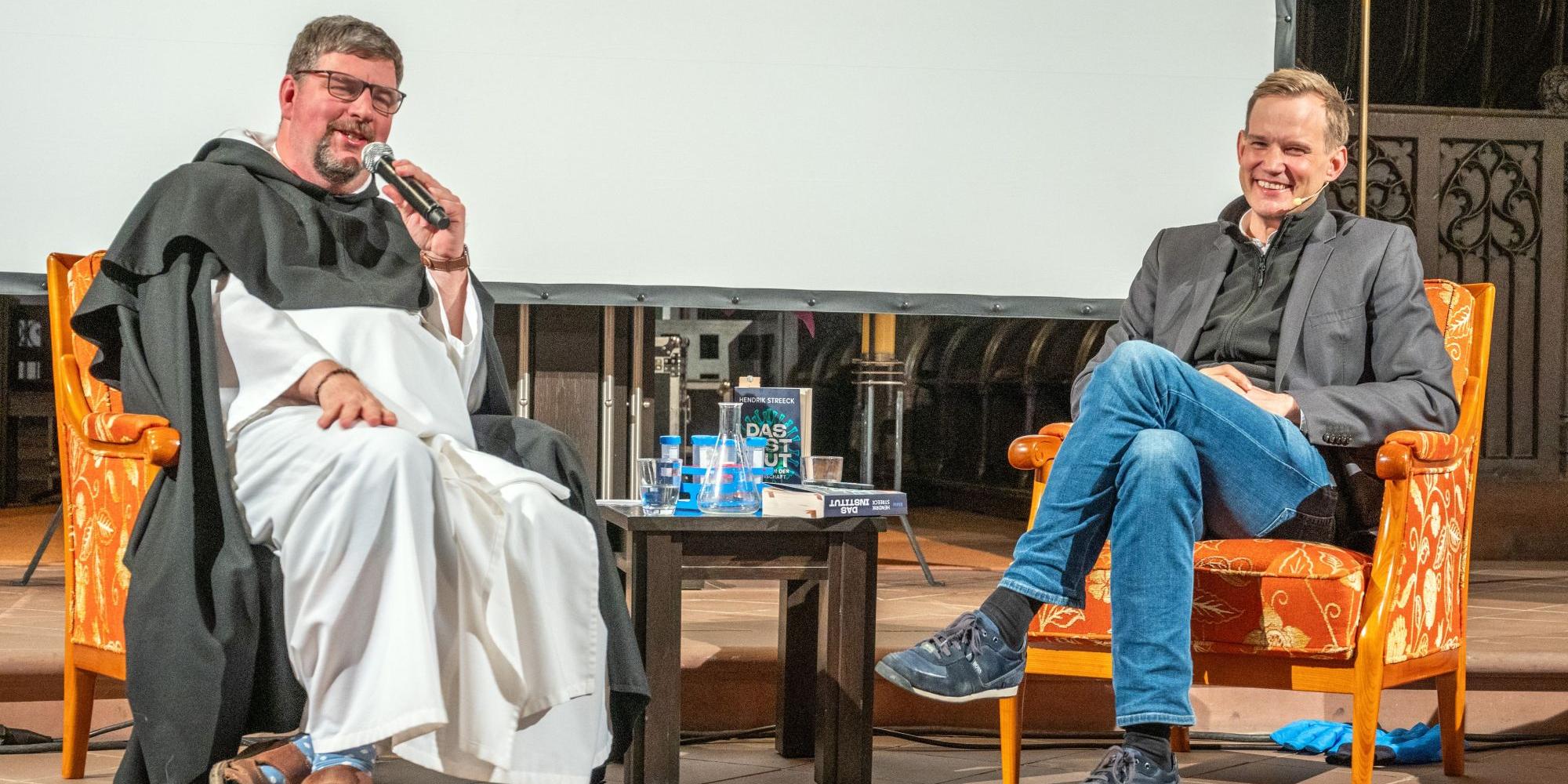 Im angeregten Gespräch: Pater Albert Seul (links) und Prof. Dr. Hendrik Streeck in der Wallfahrtskirche Klausen. (c) Rolf Lorig Im angeregten Gespräch: Pater Albert Seul (links) und Prof. Dr. Hendrik Streeck in der Wallfahrtskirche Klausen.