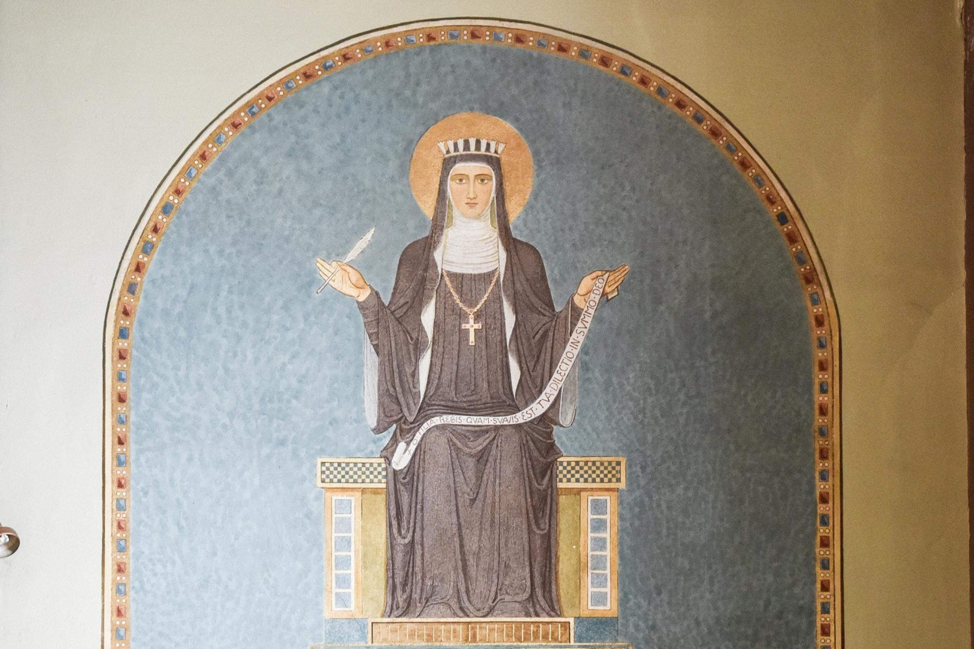 Ein Gemälde zeigt Hildegard von Bingen in der Abteikirche der Benediktinerinnenabtei Sankt Hildegard in Rüdesheim am Rhein.