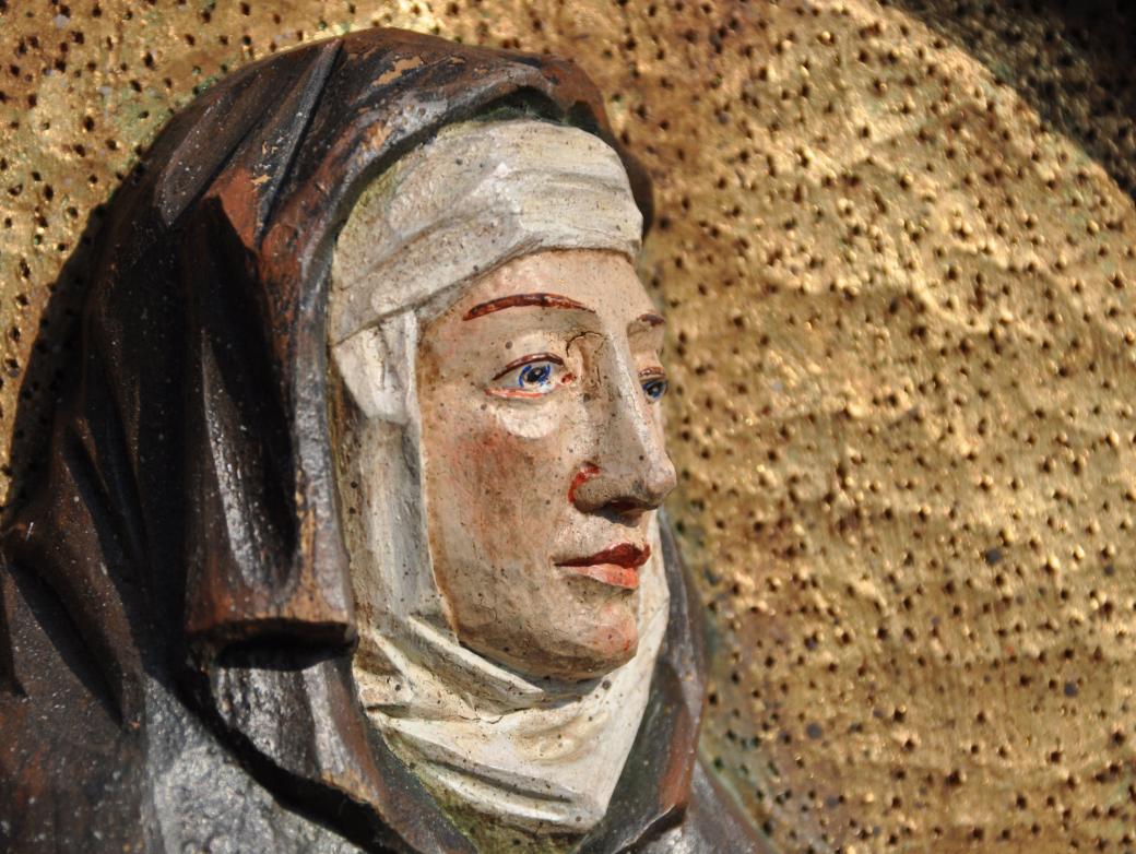 Gesicht einer Ordensfrau aus Holz geschnitzt