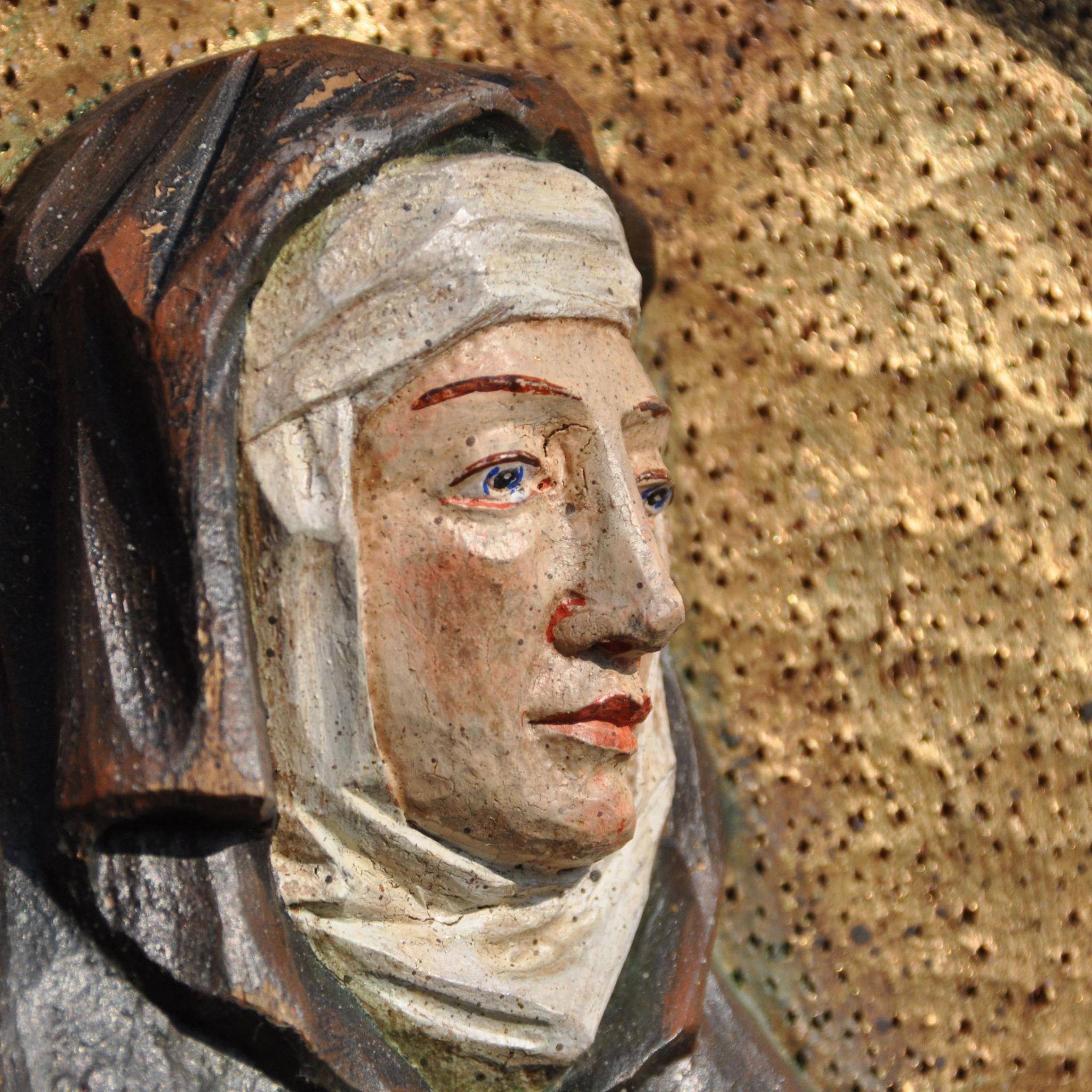 Gesicht einer Ordensfrau aus Holz geschnitzt