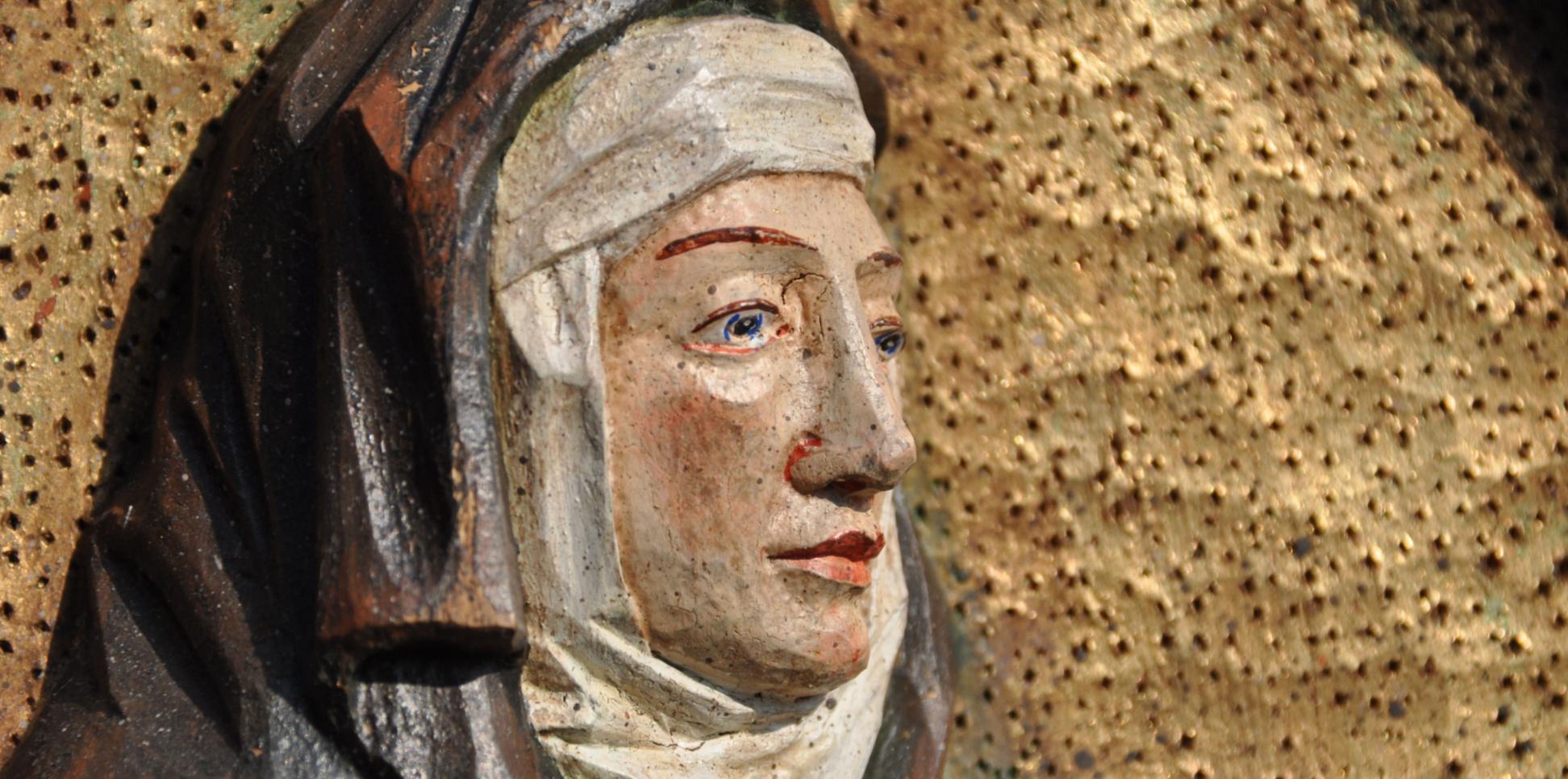 Gesicht einer Ordensfrau aus Holz geschnitzt