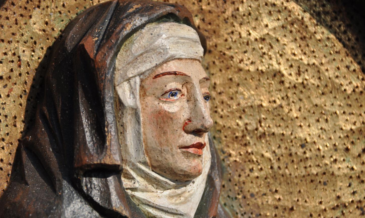 Gesicht einer Ordensfrau aus Holz geschnitzt