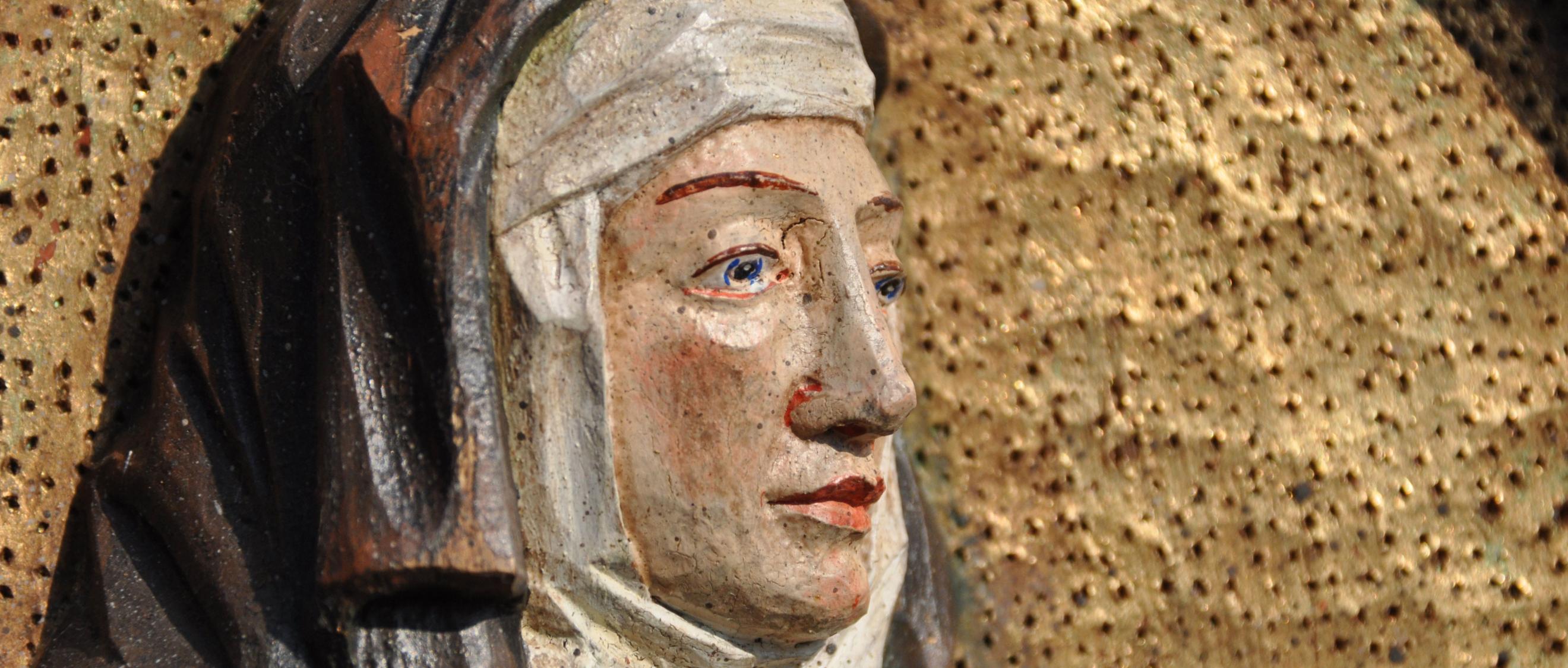 Gesicht einer Ordensfrau aus Holz geschnitzt