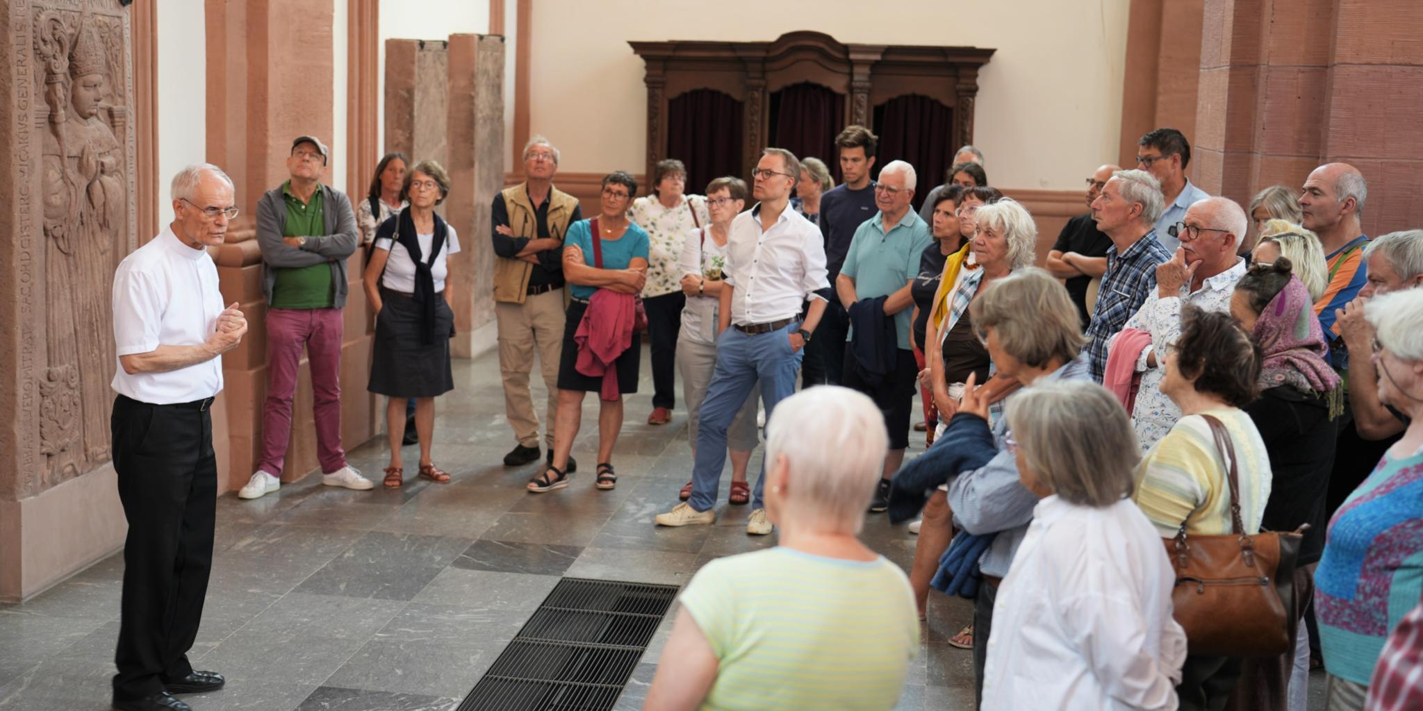 Rektor Reinhold Bohlen (links) stellt Details aus dem Inneren der ehemaligen Abteikirche vor.