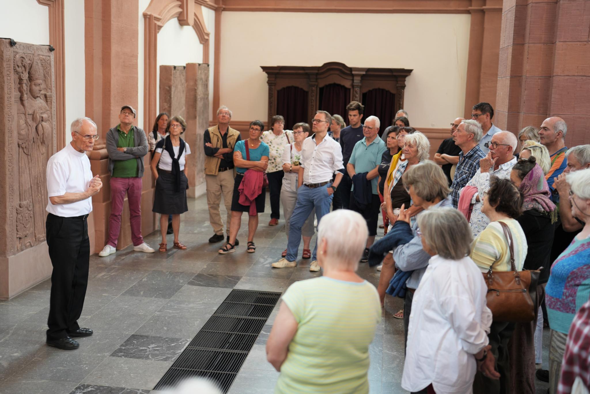 Rektor Reinhold Bohlen (links) stellt Details aus dem Inneren der ehemaligen Abteikirche vor.