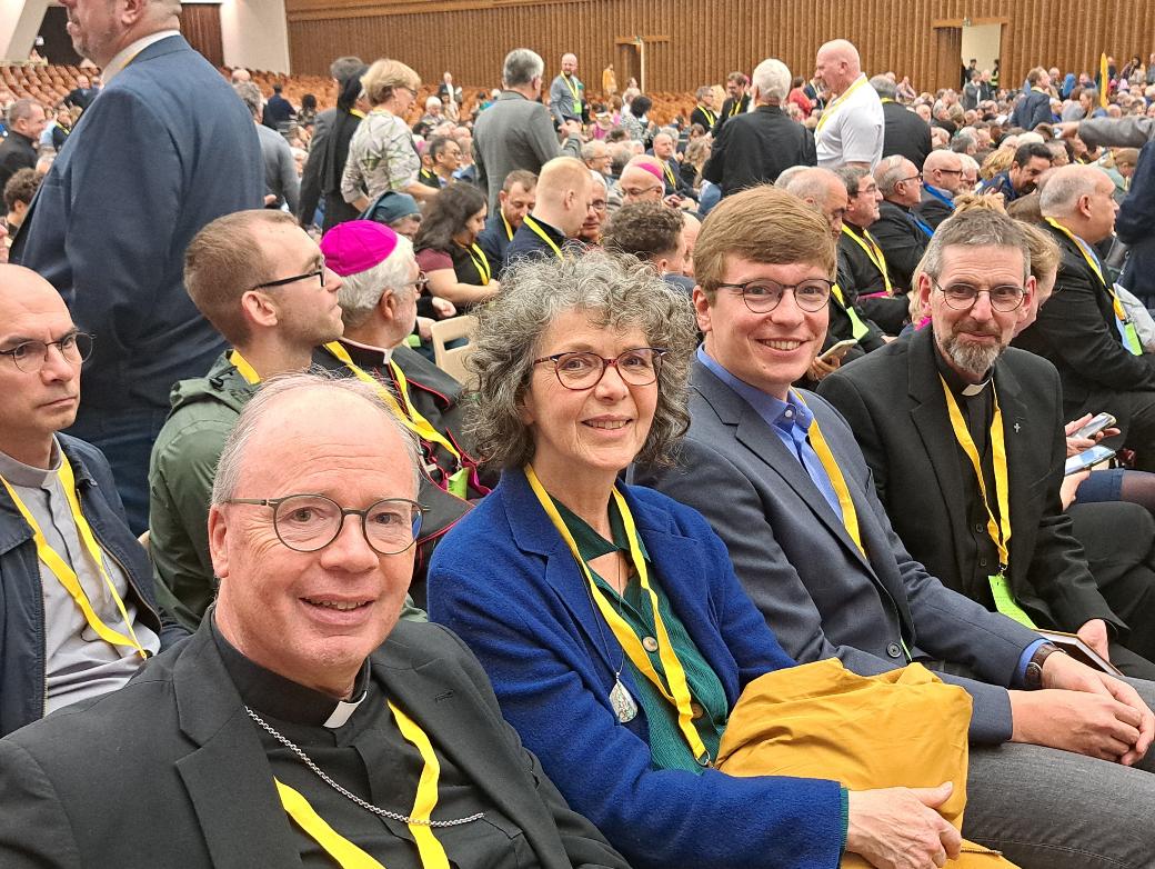 Bischof Ackermann, Elfriede Franz, Florian Gepp und Hans-Georg Müller bei der Arbeitssitzung der Synodalteams in Rom.