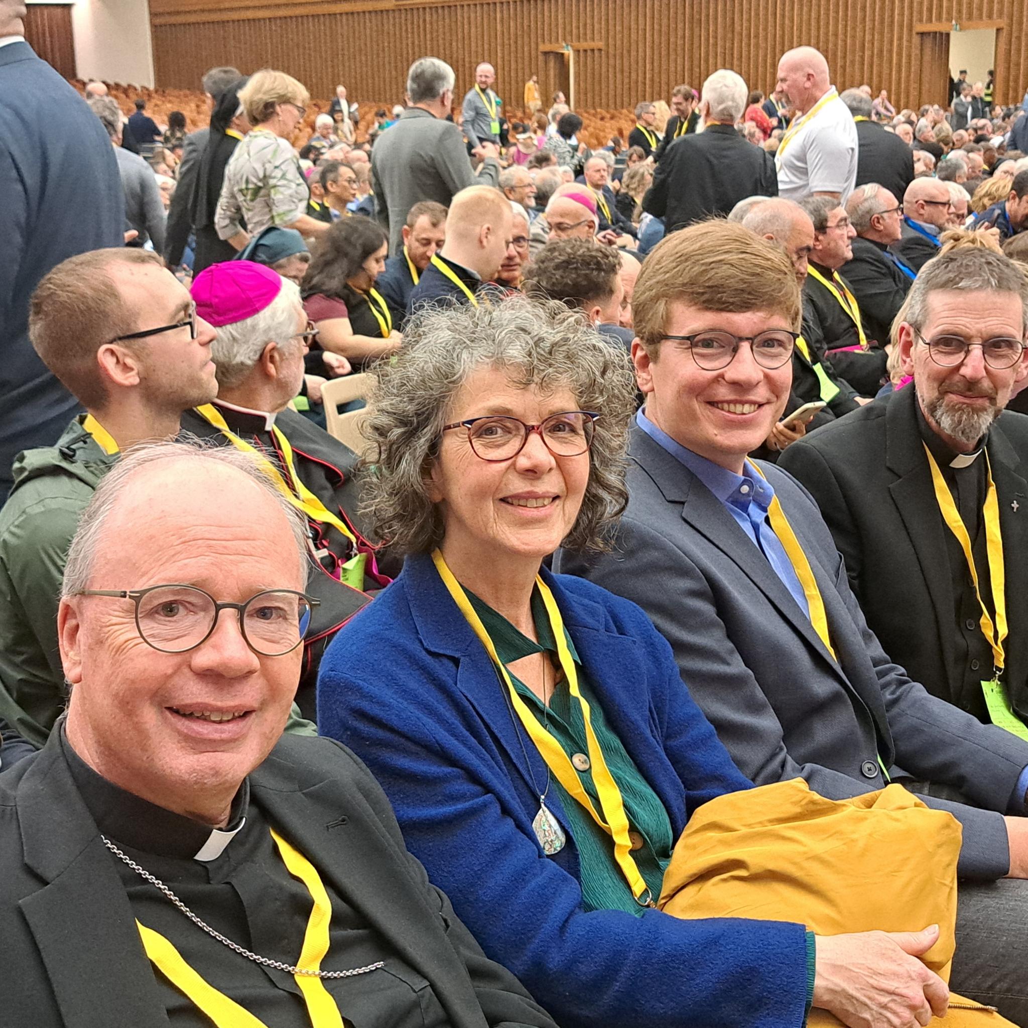 Bischof Ackermann, Elfriede Franz, Florian Gepp und Hans-Georg Müller bei der Arbeitssitzung der Synodalteams in Rom.