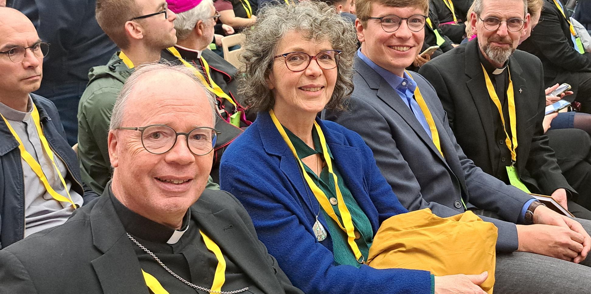 Bischof Ackermann, Elfriede Franz, Florian Gepp und Hans-Georg Müller bei der Arbeitssitzung der Synodalteams in Rom.