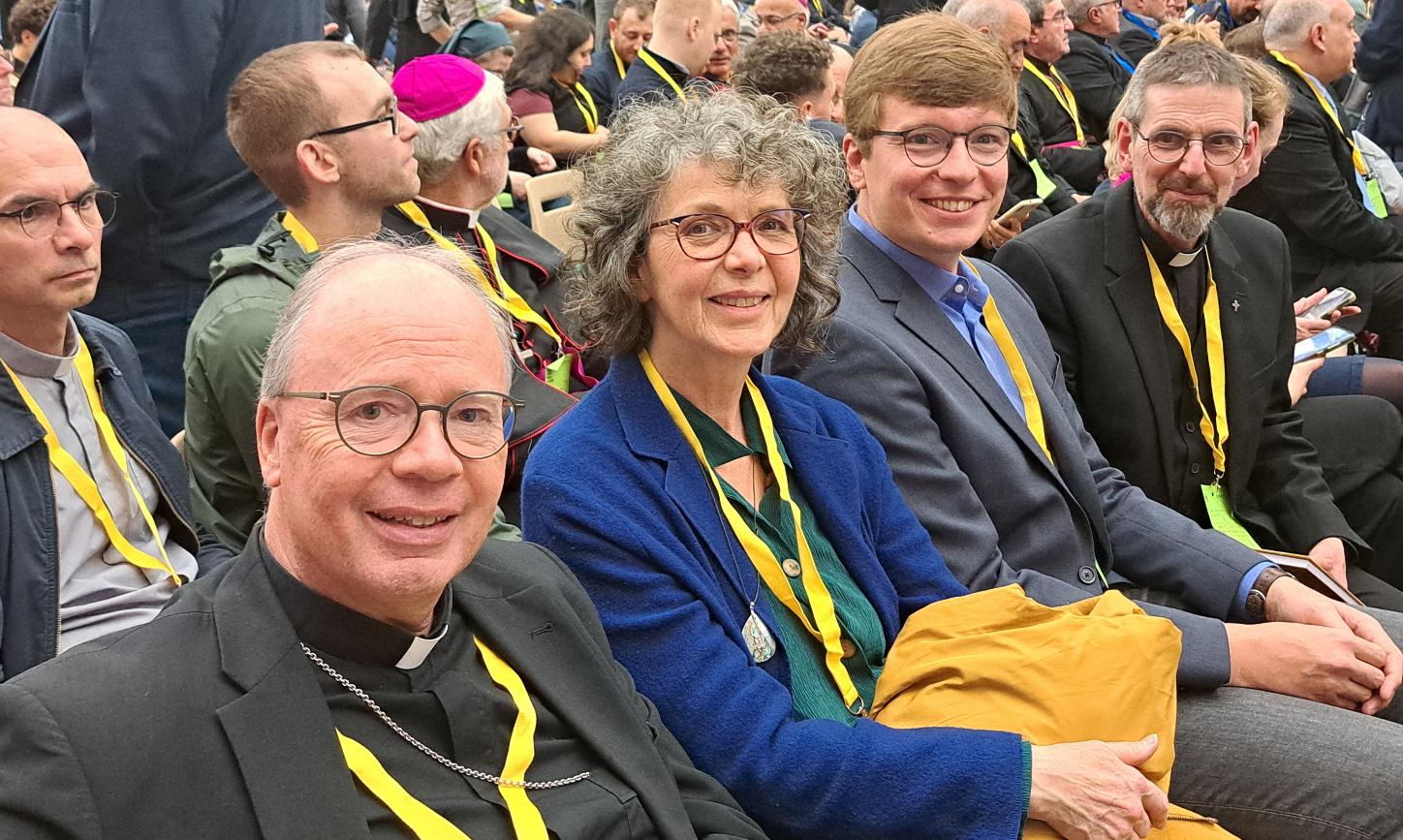 Bischof Ackermann, Elfriede Franz, Florian Gepp und Hans-Georg Müller bei der Arbeitssitzung der Synodalteams in Rom.