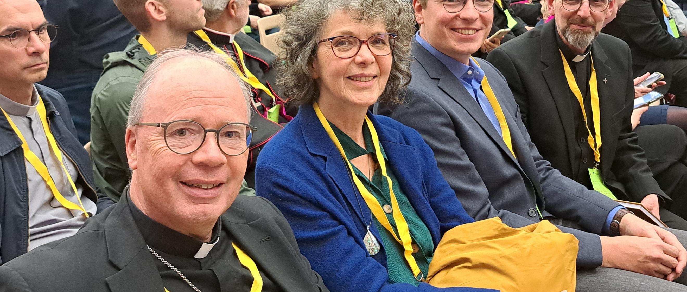 Bischof Ackermann, Elfriede Franz, Florian Gepp und Hans-Georg Müller bei der Arbeitssitzung der Synodalteams in Rom.