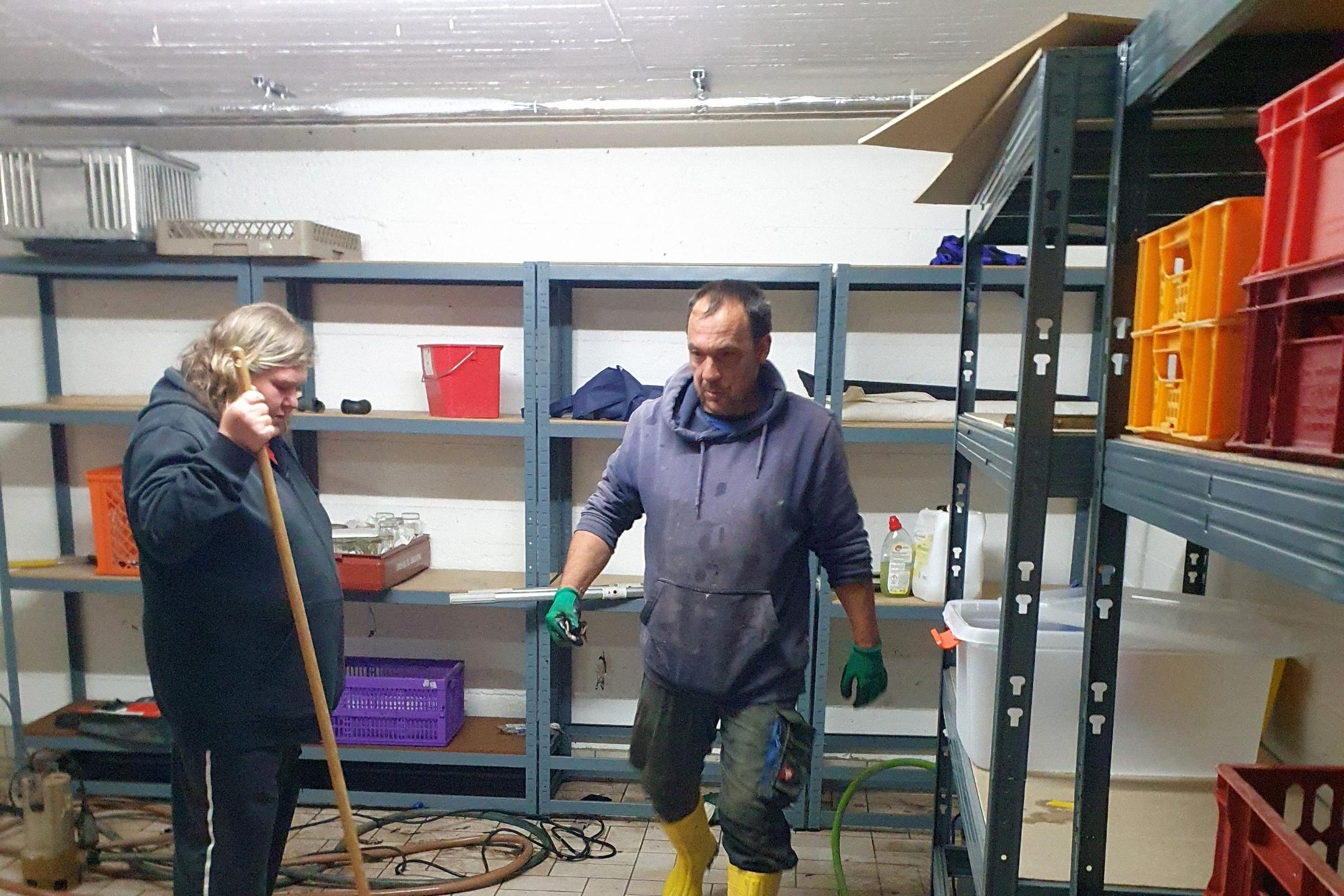 Auch dank der spontanen Unterstützung zweier Firmen konnte der Keller der Kita in Wellesweiler innerhalb weniger Stunden leergepumpt werden.
