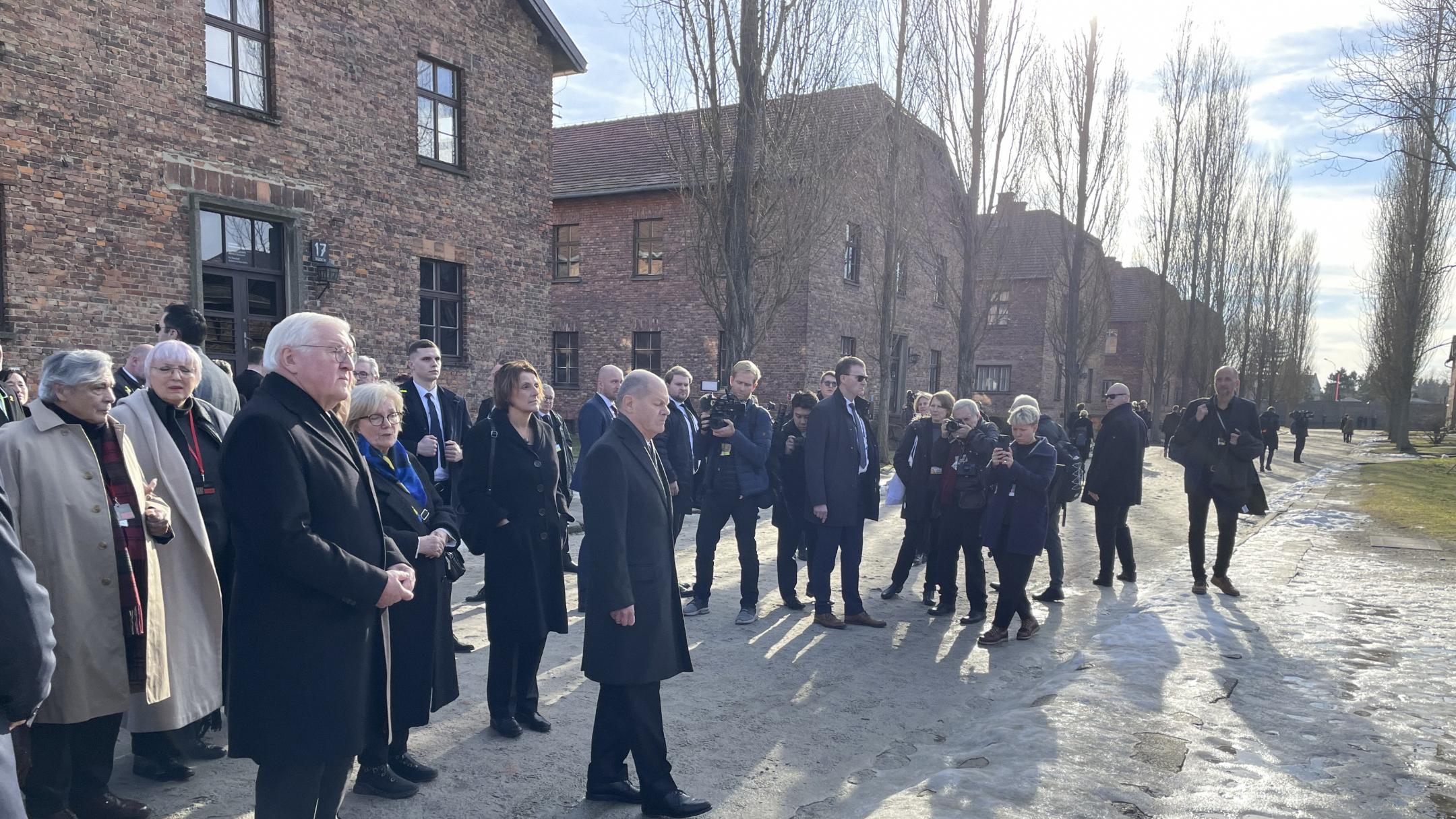 Bundespräsident Steinmeier und Bundeskanzler Scholz (vorne von links) besuchen die KZ Gedenkstätte Auschwitz I (Stammlager).