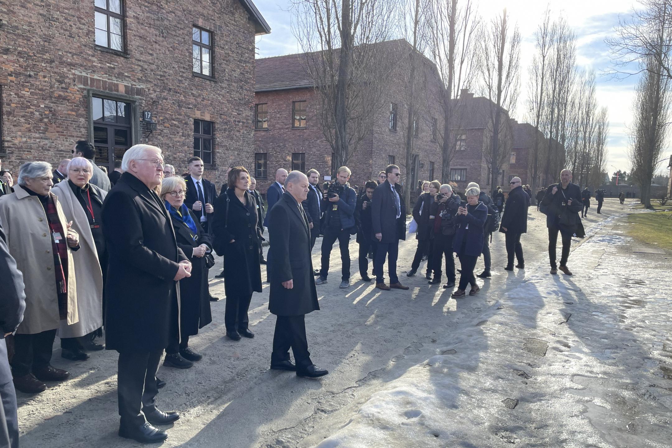 Bundespräsident Steinmeier und Bundeskanzler Scholz (vorne von links) besuchen die KZ Gedenkstätte Auschwitz I (Stammlager).