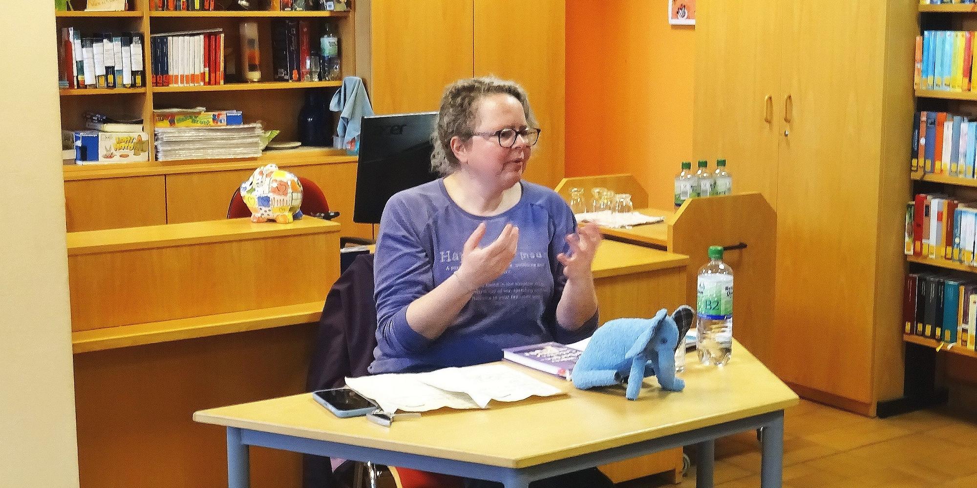 Die theologische Fachautorin und ehemalige Pfarrerin Anna Böck bei ihrem Vortrag in der Katholischen Öffentlichen Bücherei Losheim. (c) Ruth Müller Die theologische Fachautorin und ehemalige Pfarrerin Anna Böck bei ihrem Vortrag in der Katholischen Öffentlichen Bücherei Losheim.
