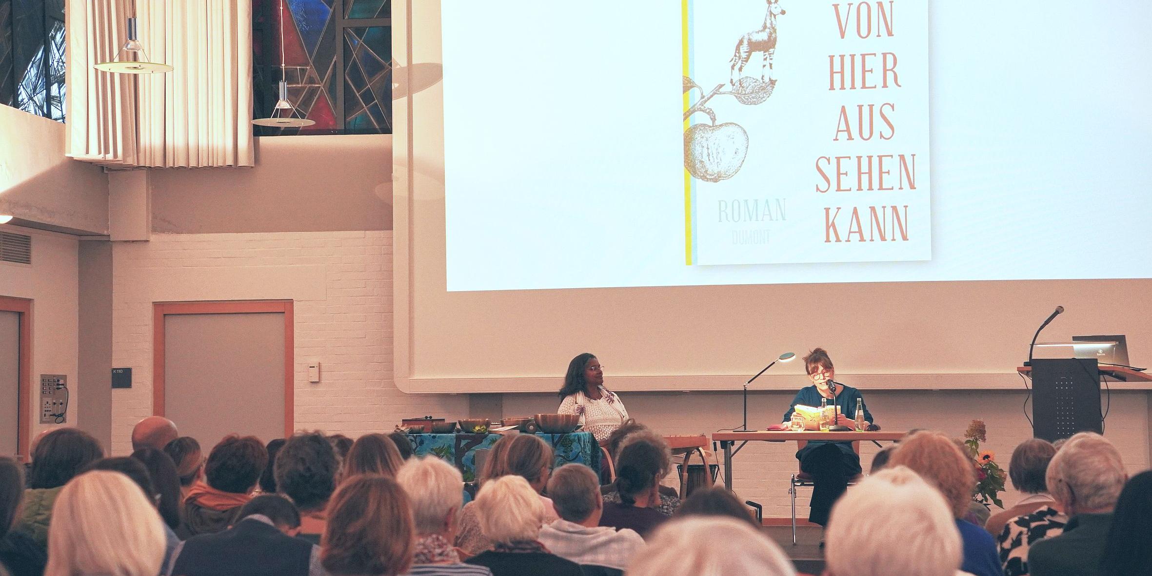 Bestsellerautorin Leky liest aus ihrem Erfolgsroman 'Was man von hier aus sehenn kann'. (c) Mutterhaus Bestsellerautorin Leky liest aus ihrem Erfolgsroman 'Was man von hier aus sehenn kann'.