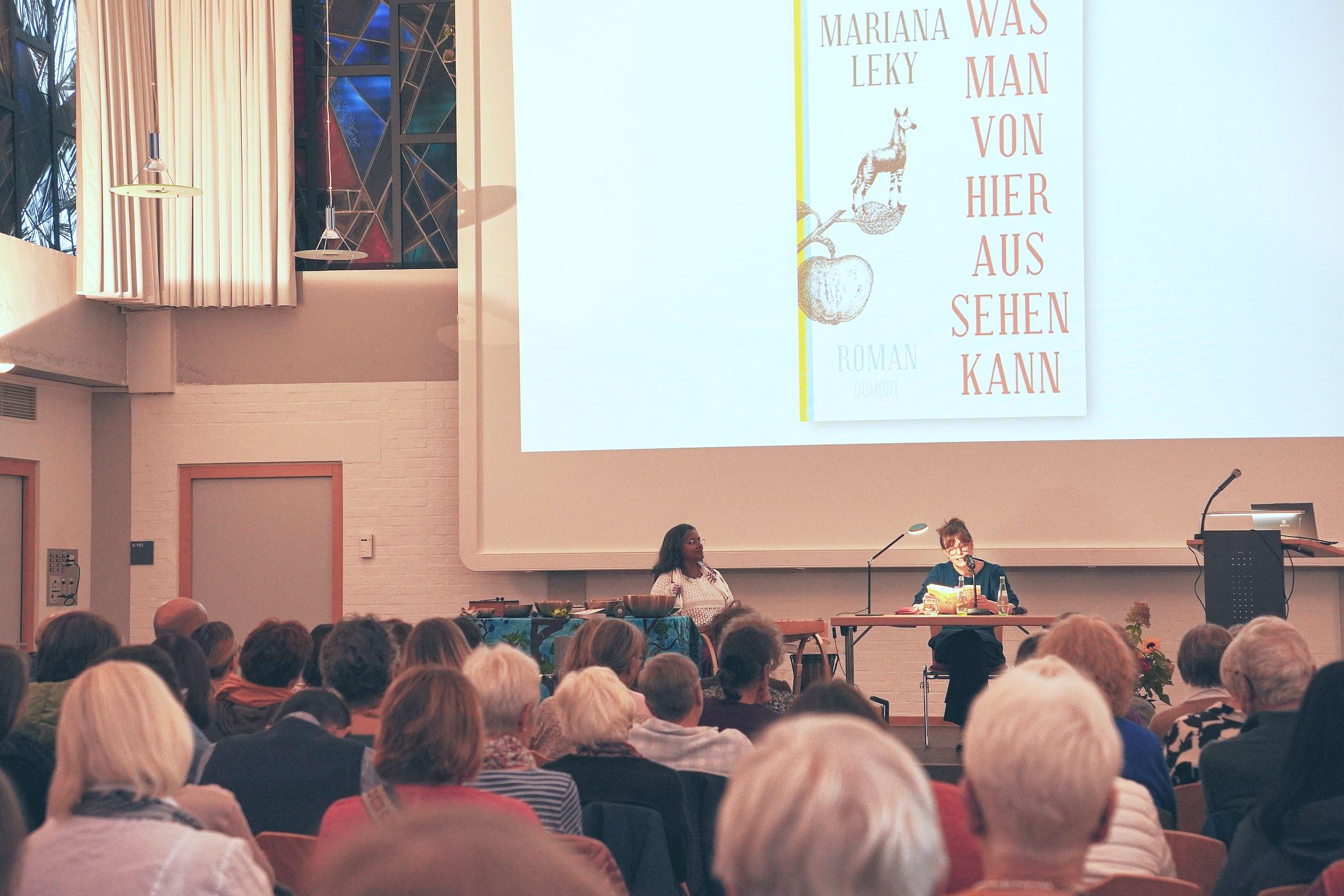 Bestsellerautorin Leky liest aus ihrem Erfolgsroman 'Was man von hier aus sehenn kann'.