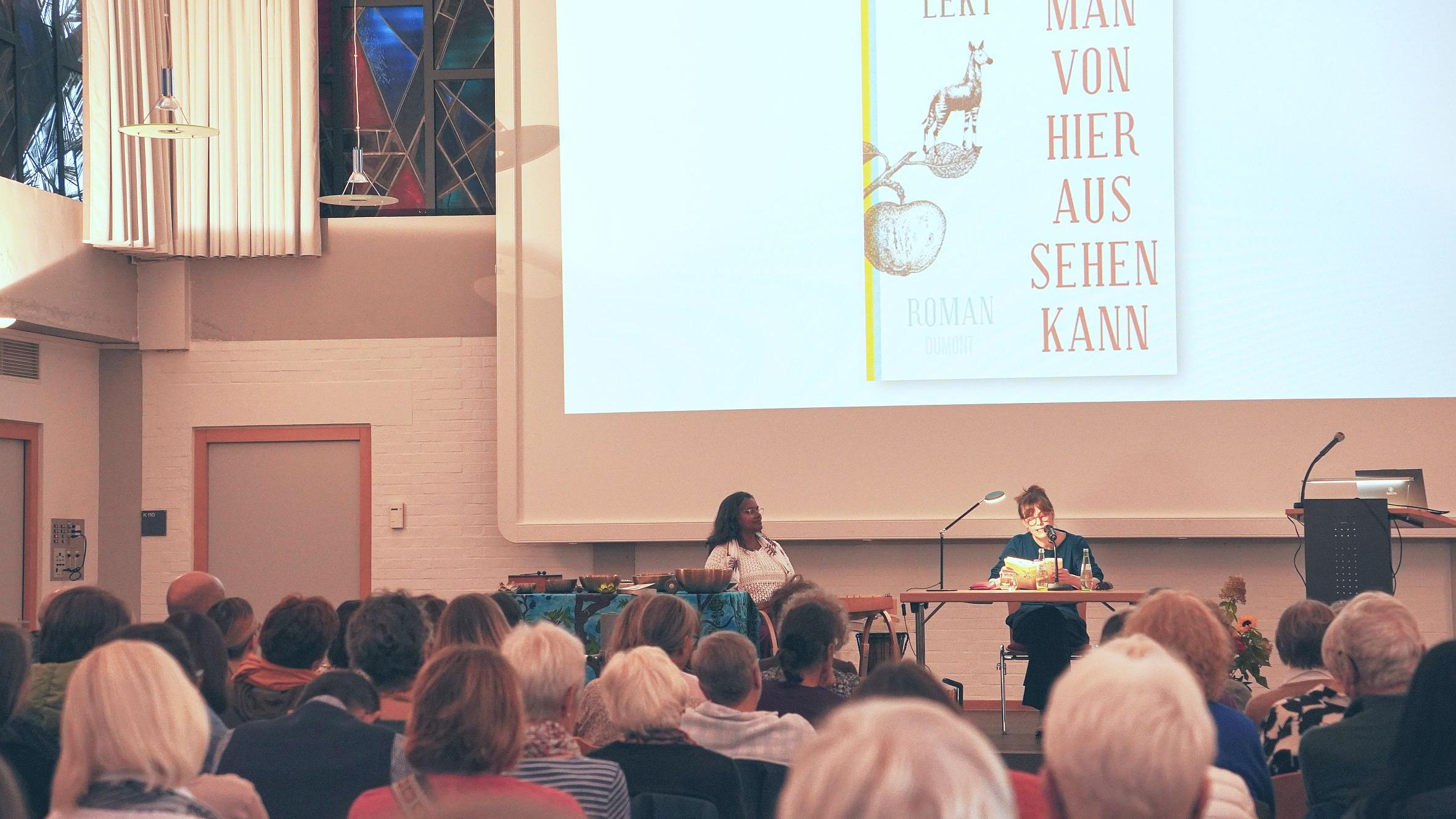 Bestsellerautorin Leky liest aus ihrem Erfolgsroman 'Was man von hier aus sehenn kann'.