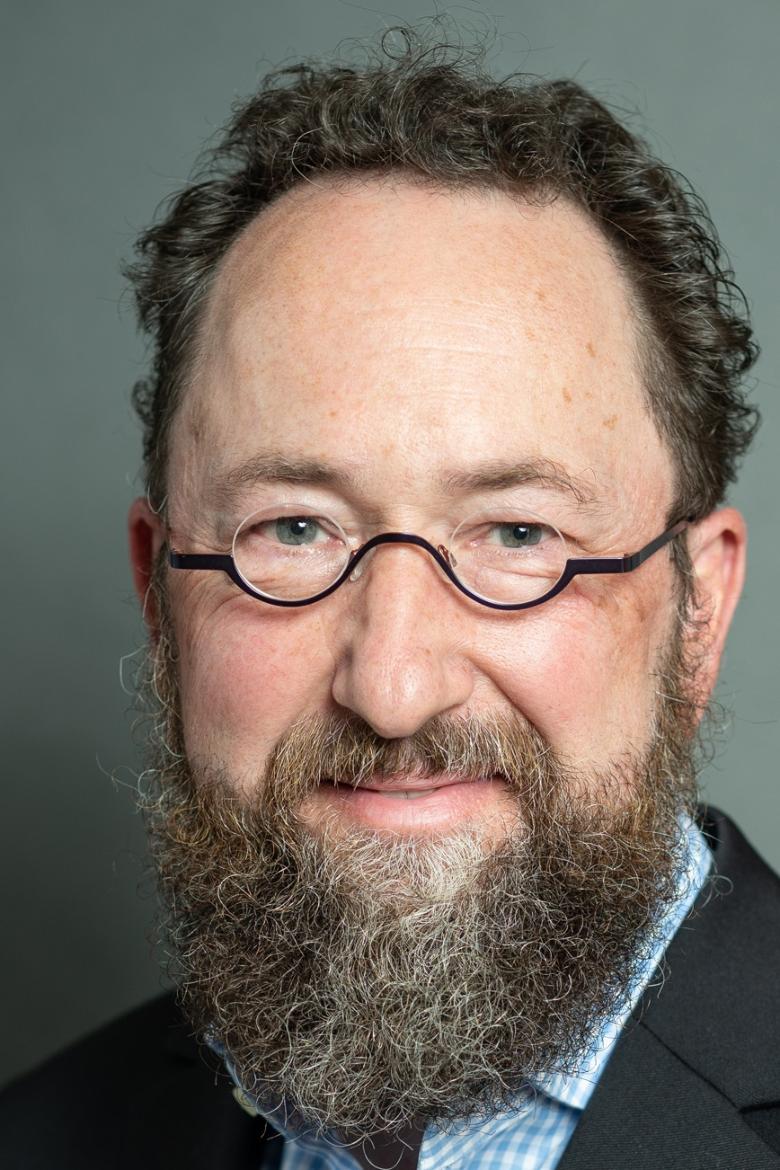 Portraitbild von Prof. Dr. Patrik Höring.