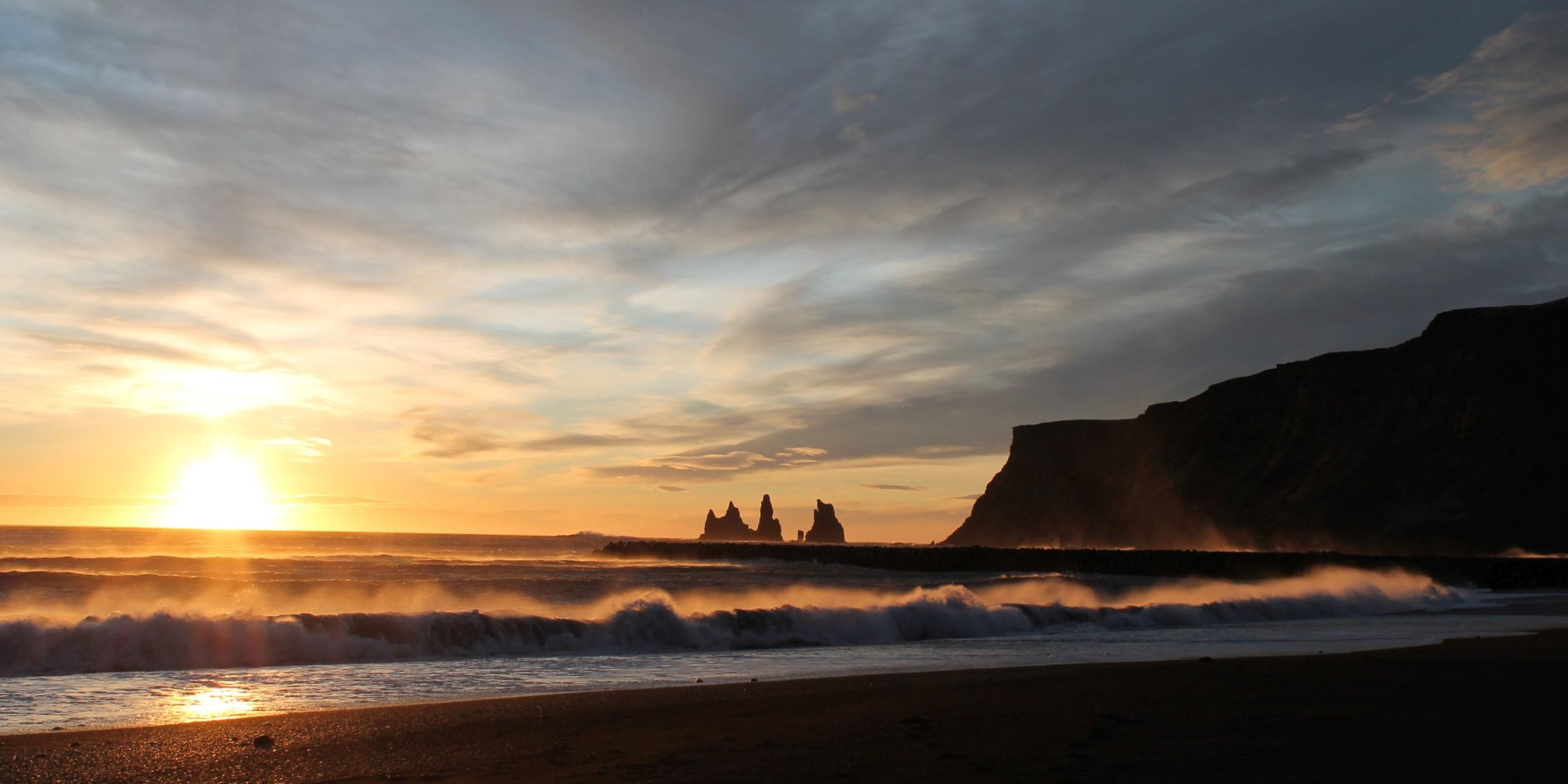 Beeindruckende Landschaften erwarten die Freiwilligen im Süden von Island: Reynisdrangar, auch bekannt als Black Beach.