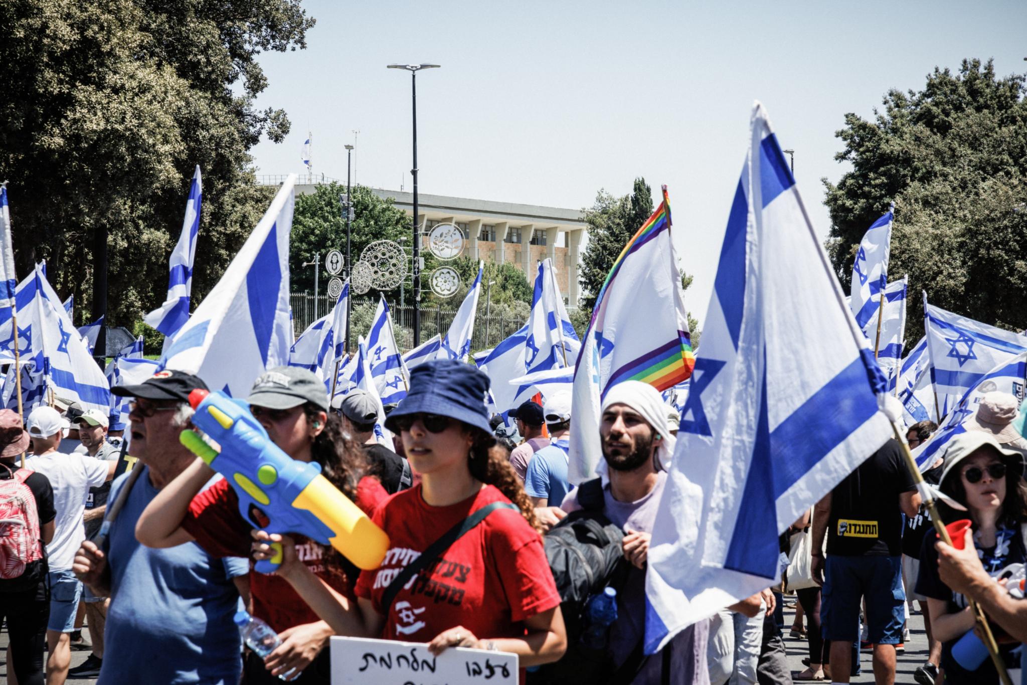 Menschen halten am 24. Juli israelische Flaggen hoch während einer Demonstration gegen die geplante Justizreform in Israel.