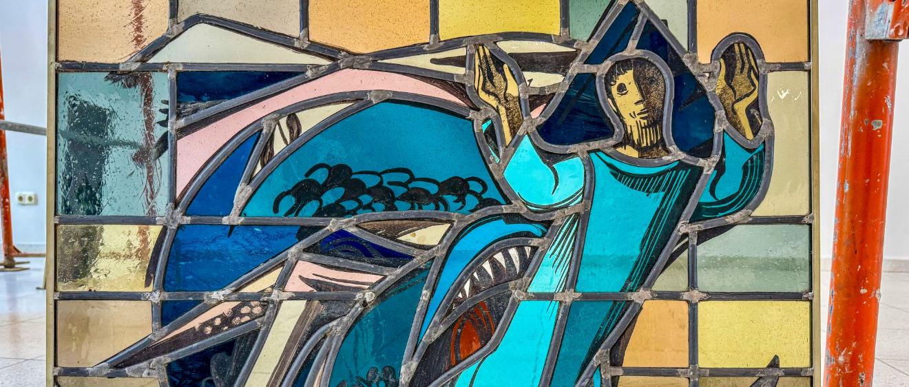 Glasbild eines Menschen, der von einem Wal gegessen wird