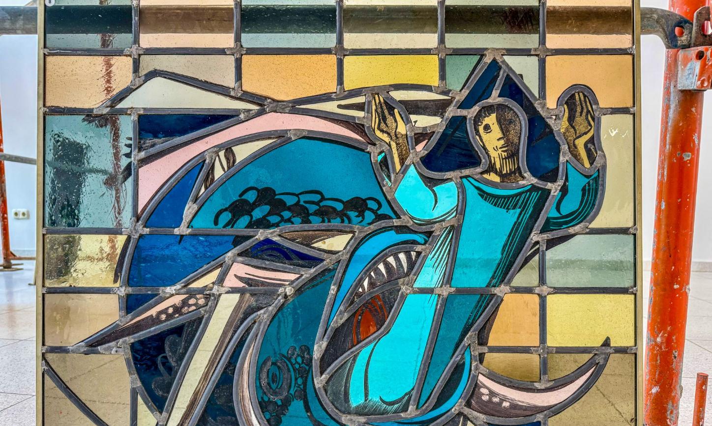 Glasbild eines Menschen, der von einem Wal gegessen wird