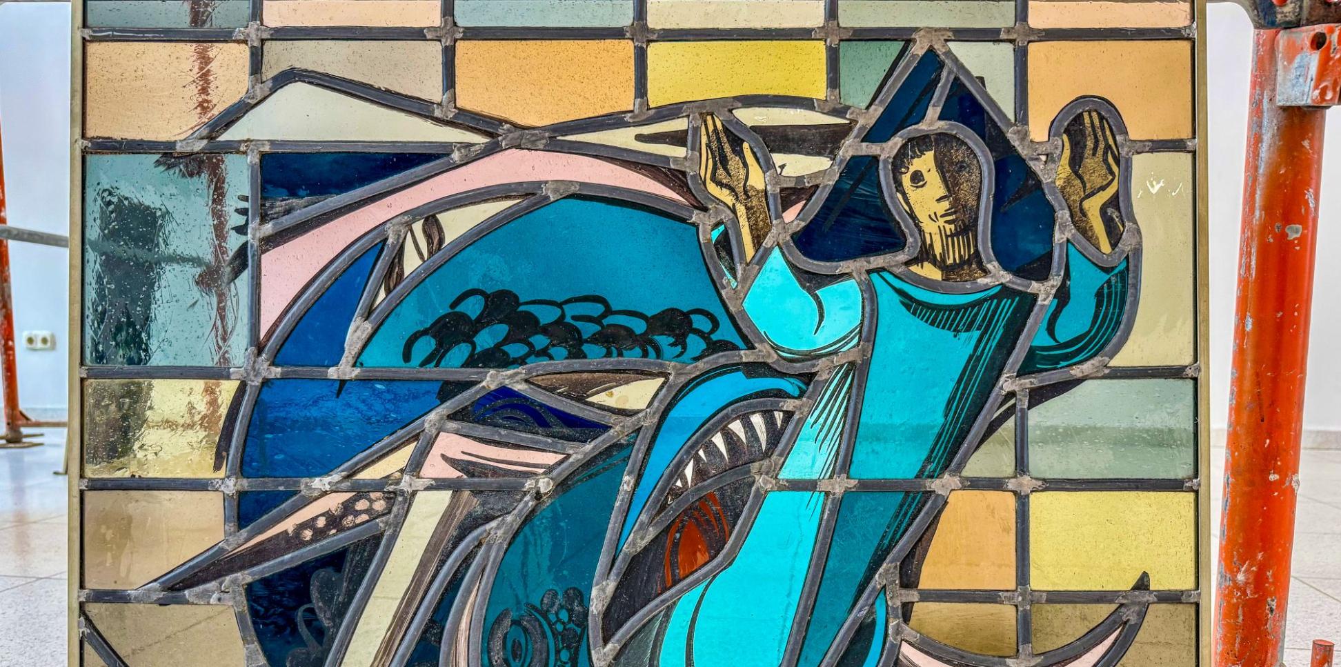 Glasbild eines Menschen, der von einem Wal gegessen wird