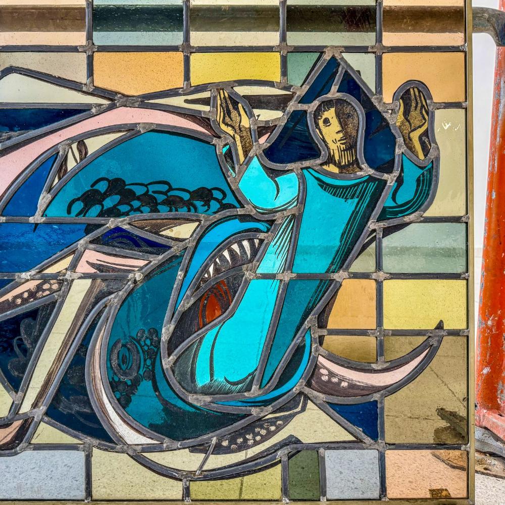 Glasbild eines Menschen, der von einem Wal gegessen wird