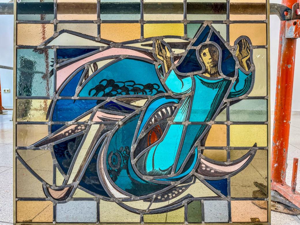 Glasbild eines Menschen, der von einem Wal gegessen wird