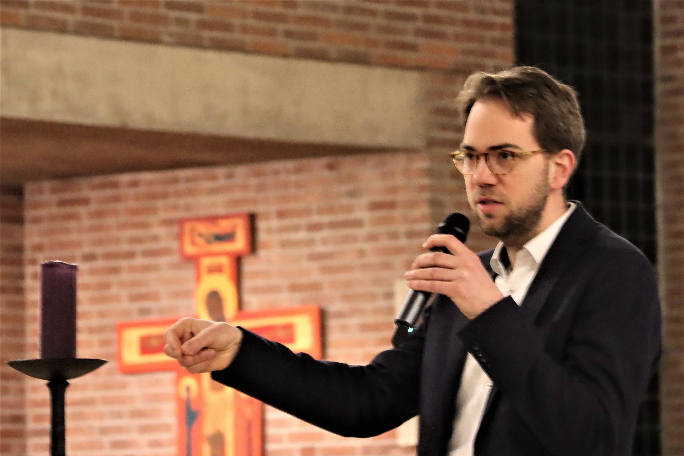 Jonas Wipfler bei seinem Vortrag in der Autobahn- und Radwegekirche St. Paul.