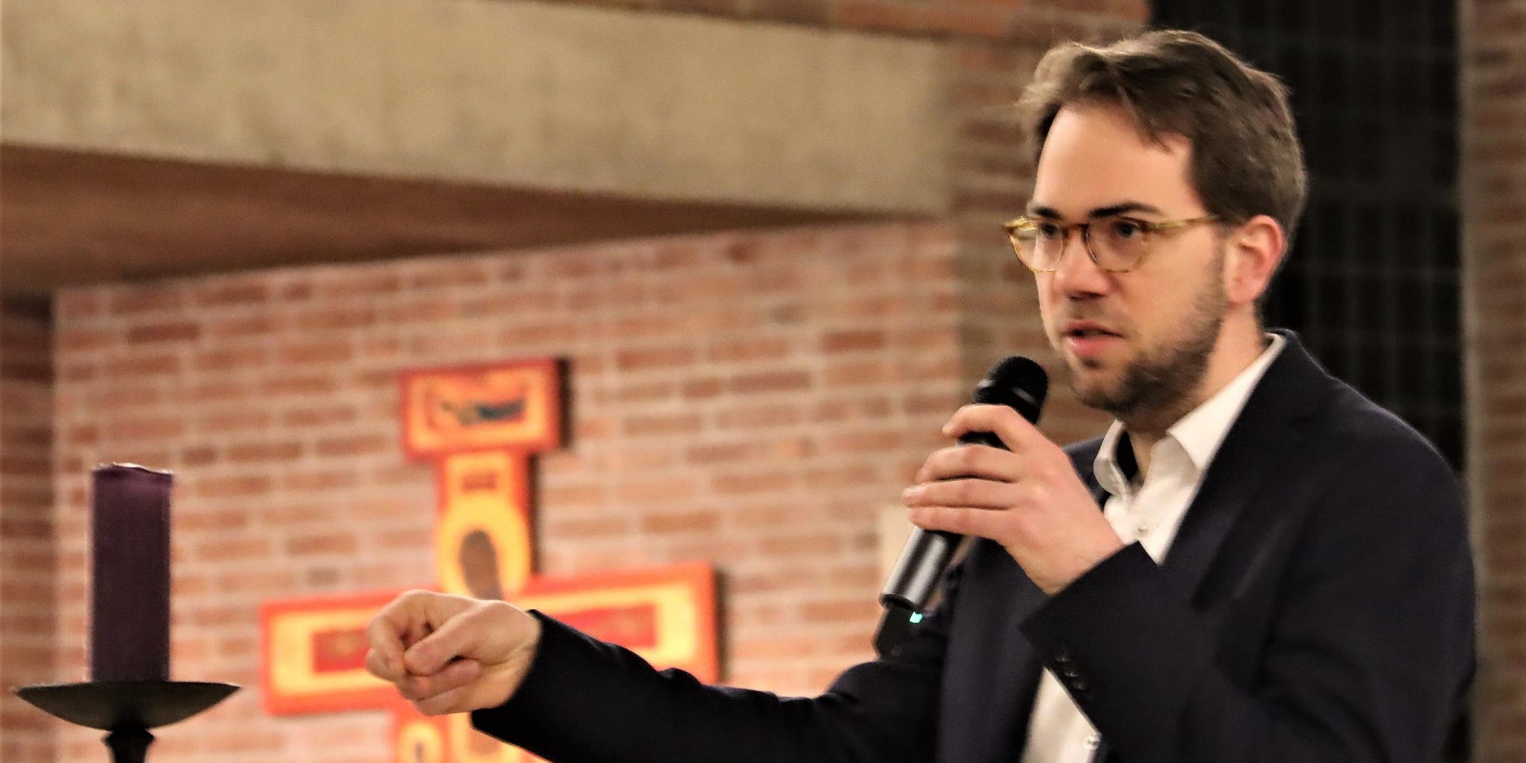 Jonas Wipfler bei seinem Vortrag in der Autobahn- und Radwegekirche St. Paul. (c) Christina Bents Jonas Wipfler bei seinem Vortrag in der Autobahn- und Radwegekirche St. Paul.
