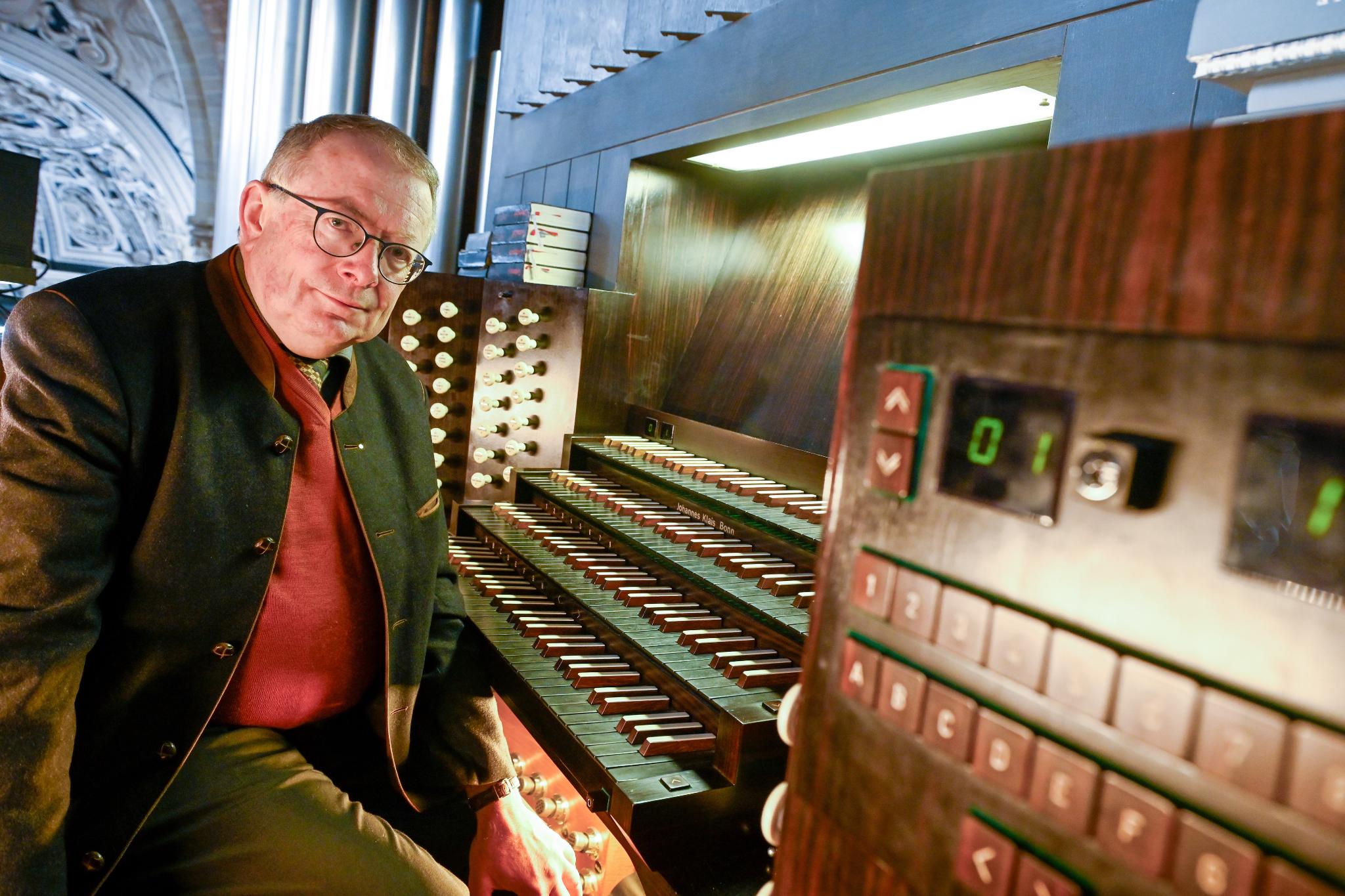 Zum 50-jährigen Orgel-Jubiläum spielt Josef Still die Symphonie concertante op. 81 des belgischen Komponisten Joseph Jongen an der Domorgel.