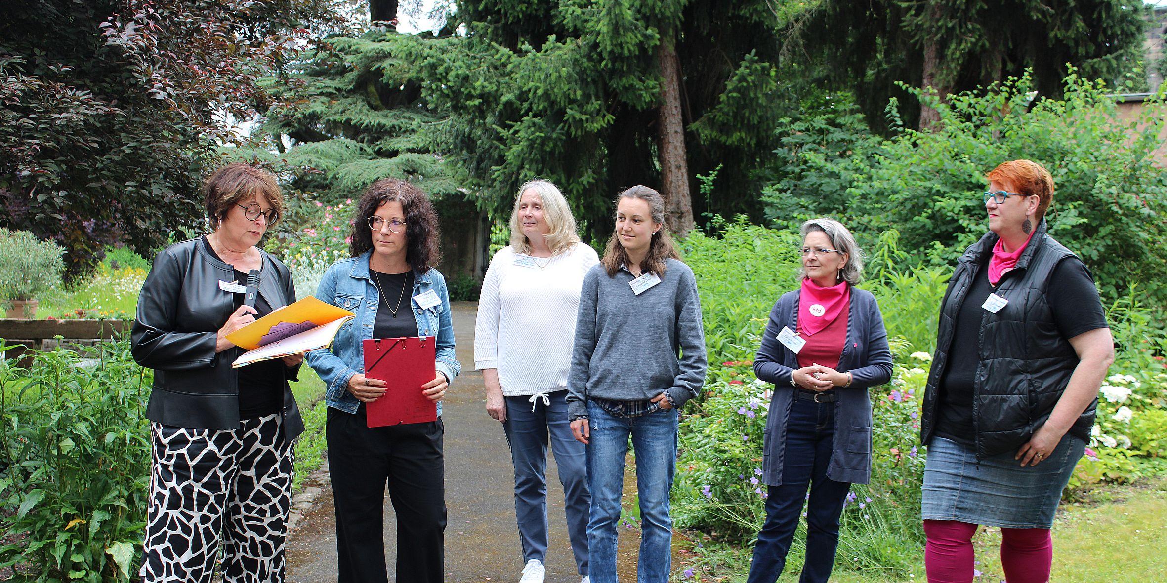 Petra Hauprich-Wenner, Nicole Hau-Grommes, Silvia Schmitz-Metzler, Rebecca Britz, Carla Brittner und Cäcilie Fieweger (von links) stellen im Garten des Klosters das Konzept der Frauenkirche vor. (c) Julia Hansjosten Petra Hauprich-Wenner, Nicole Hau-Grommes, Silvia Schmitz-Metzler, Rebecca Britz, Carla Brittner und Cäcilie Fieweger (von links) stellen im Garten des Klosters das Konzept der Frauenkirche vor.
