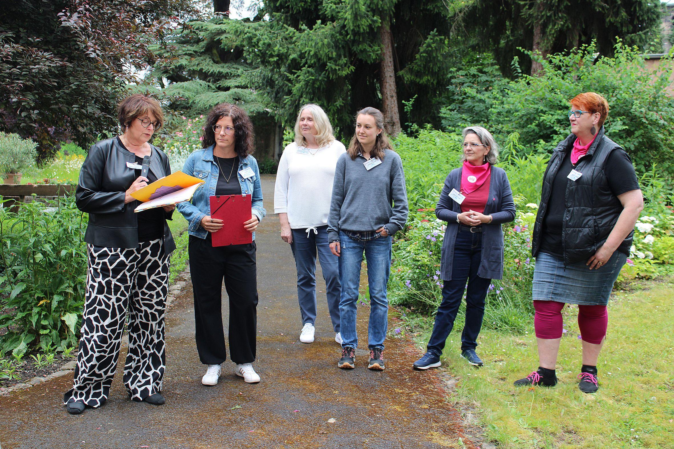 Petra Hauprich-Wenner, Nicole Hau-Grommes, Silvia Schmitz-Metzler, Rebecca Britz, Carla Brittner und Cäcilie Fieweger (von links) stellen im Garten des Klosters das Konzept der Frauenkirche vor.