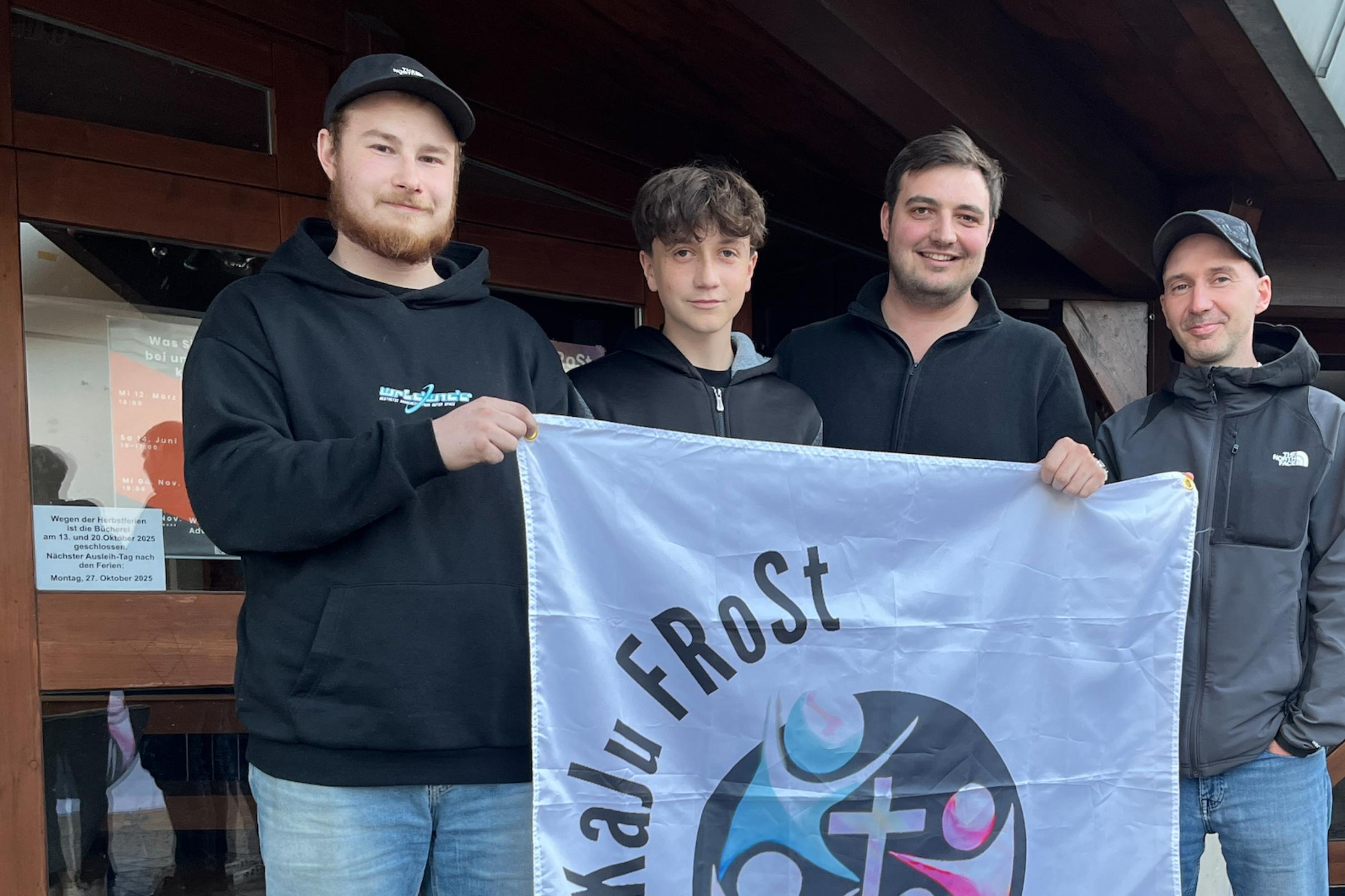 Rafael, Etienne, Daniele und Michael (von links) vor den Räumlichkeiten der KaJu auf dem Steinrausch.