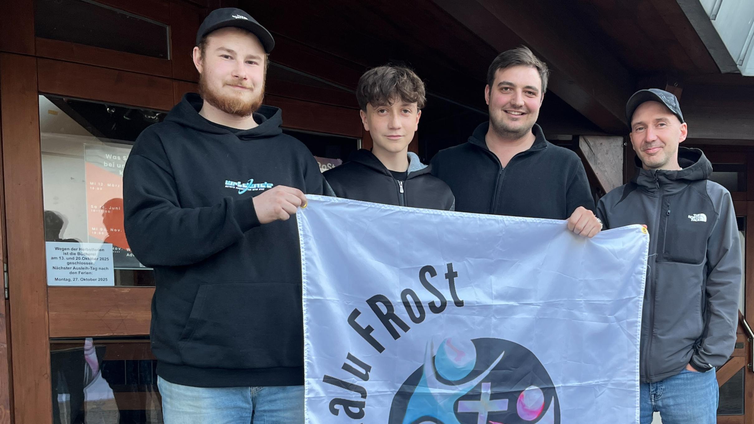 Rafael, Etienne, Daniele und Michael (von links) vor den Räumlichkeiten der KaJu auf dem Steinrausch.