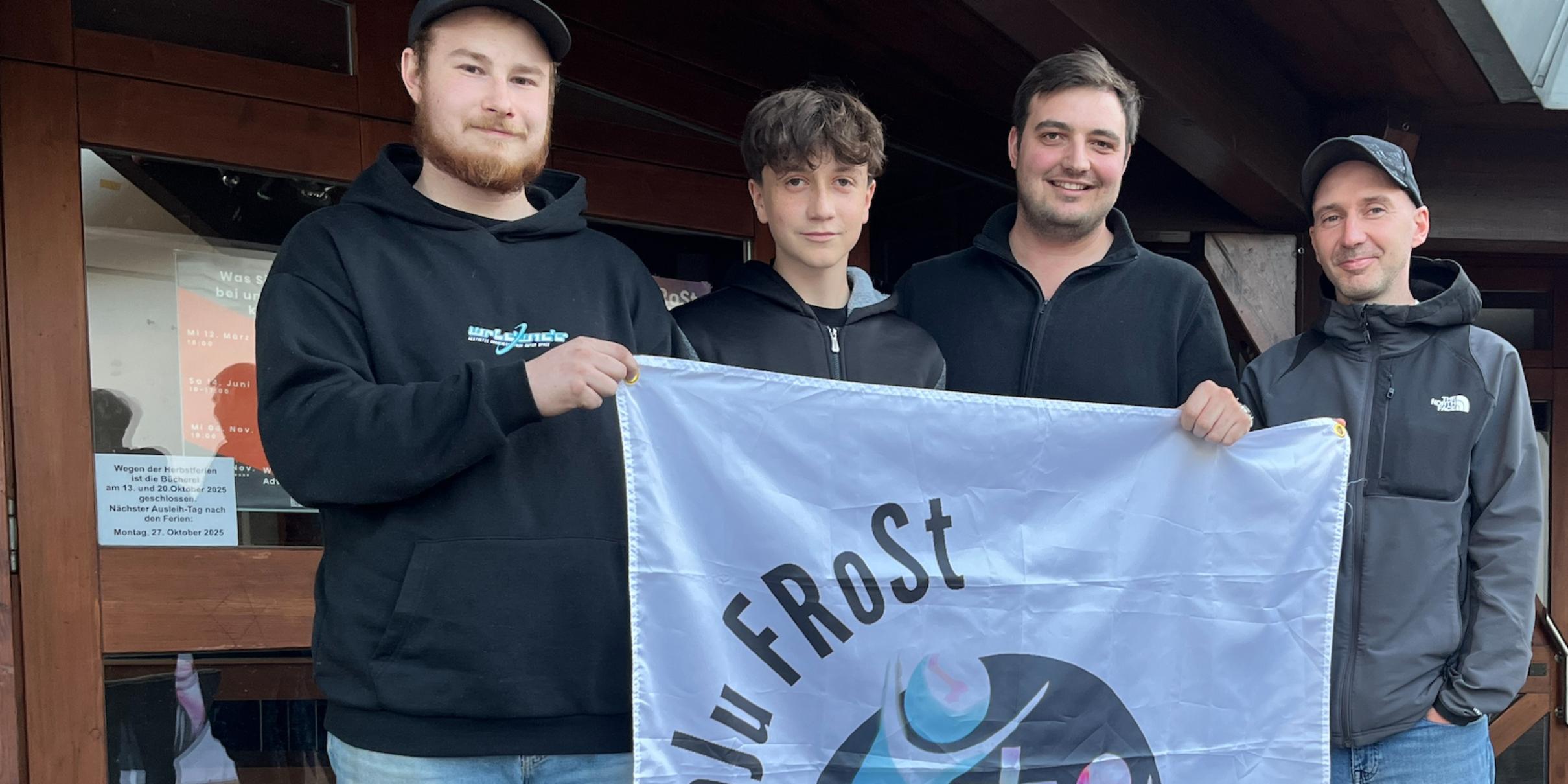 Rafael, Etienne, Daniele und Michael (von links) vor den Räumlichkeiten der KaJu auf dem Steinrausch.