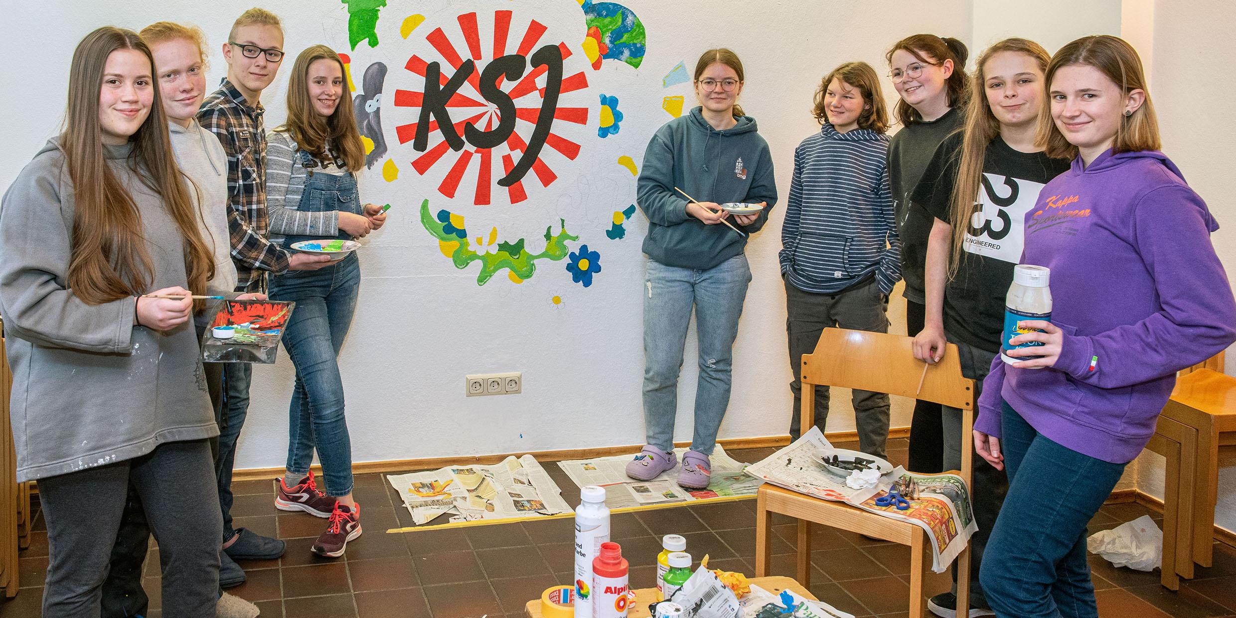 Mit viel Liebe und Geduld füllen die teilnehmenden jungen Leute das von Johannes (Zweiter von rechts) entworfene Wandbild mit Farbe.